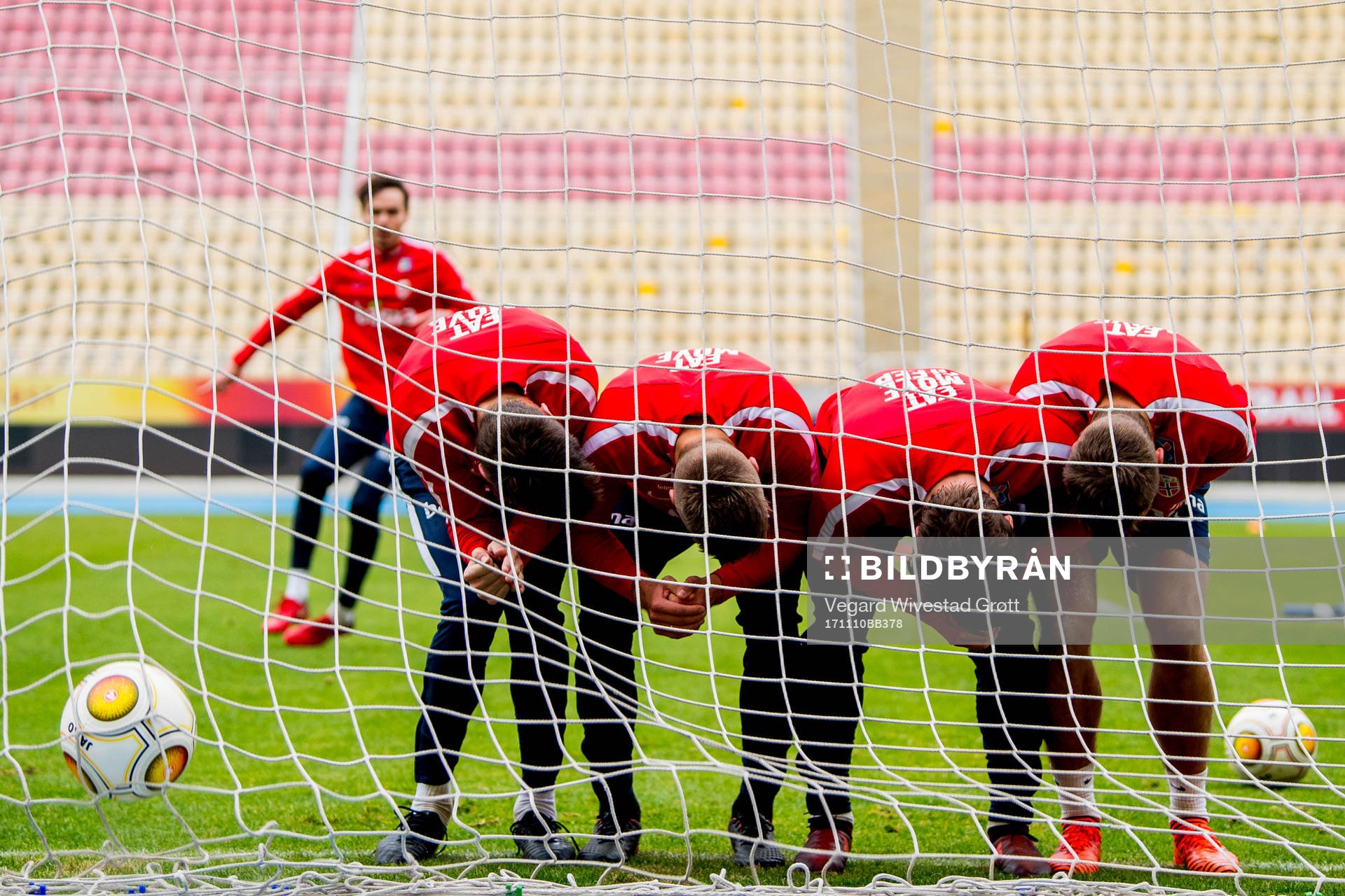 Ole Kristian Selnæs (partly hidden) shoots toward teammates Håvard Nordtveit, Markus Henriksen, Anders Trondsen and Jørgen Skjelvik during a training session on November 10, 2017 in Skopje.