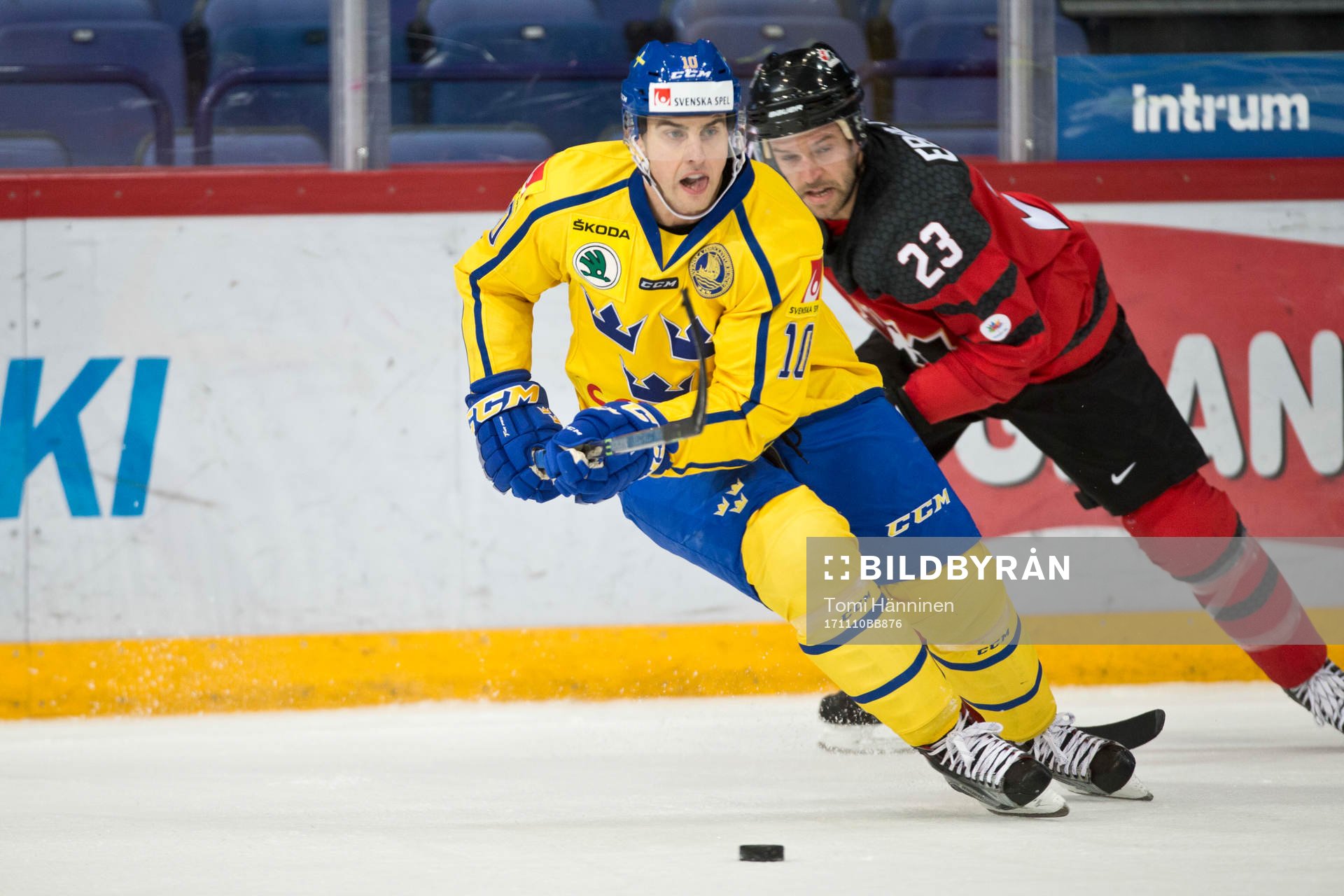 Joakim Lindström #10, Sweden and Andrew Ebbett #23, Canada