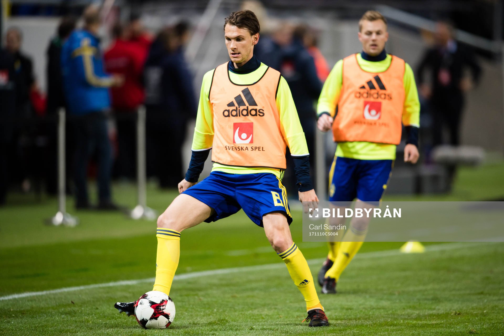 Sveriges Albin Ekdal värmer upp före fotbollsmatchen i VM-kvalets play-off mellan Sverige och Italien den 10 november 2017 i Stockholm.