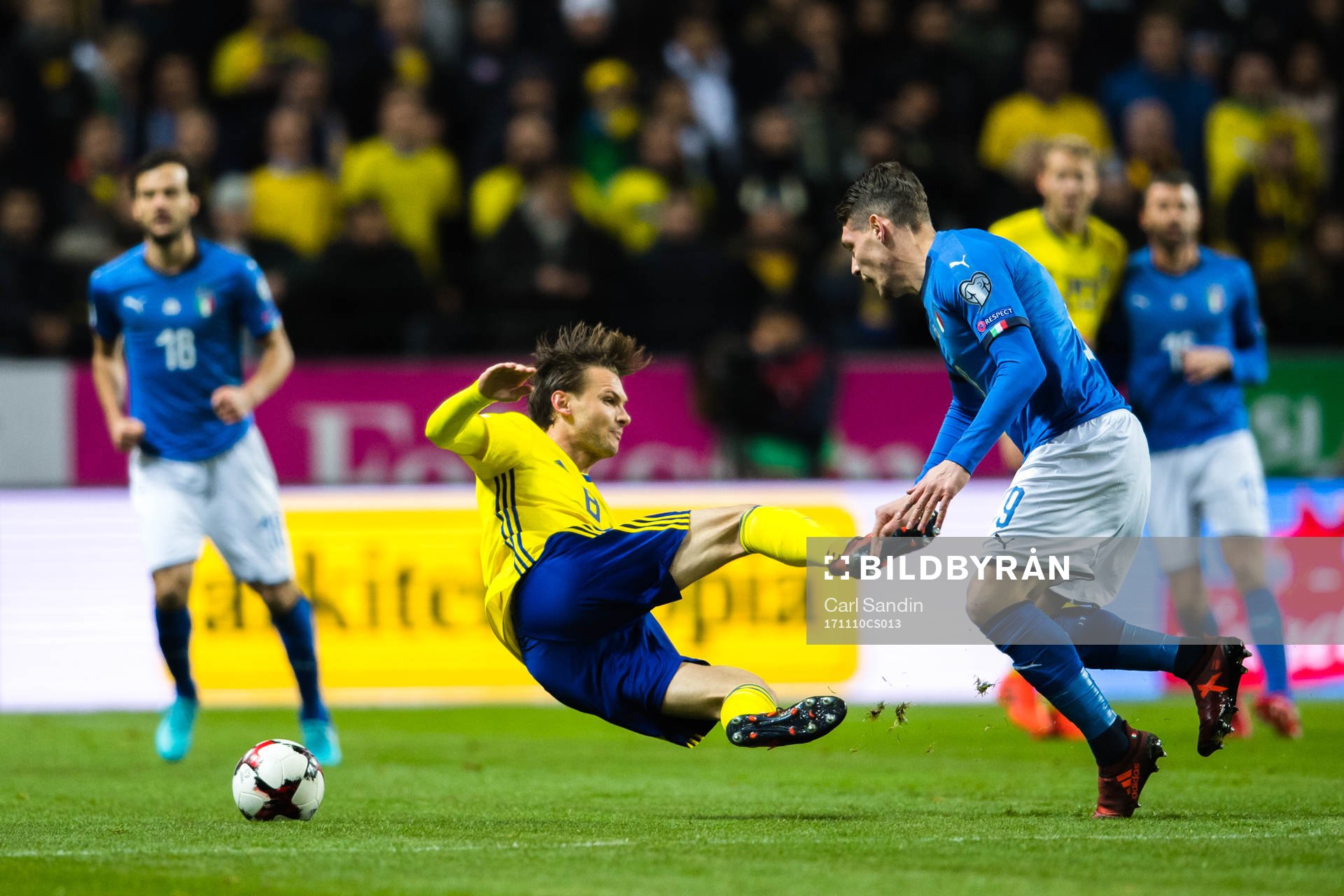 Sveriges Albin Ekdal och Italiens Andrea Belotti