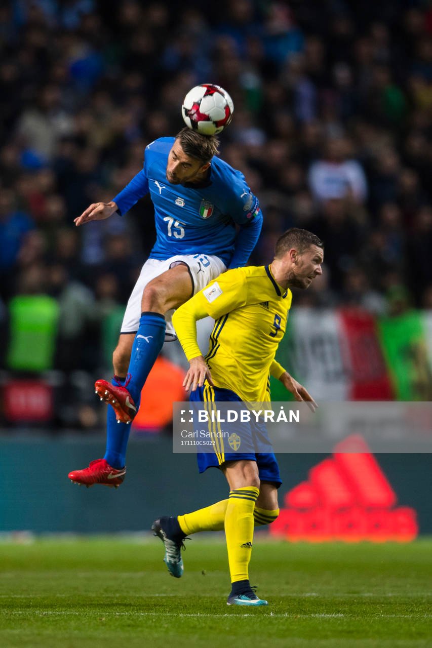 Italiens Andrea Barzagli och Sveriges Marcus Berg