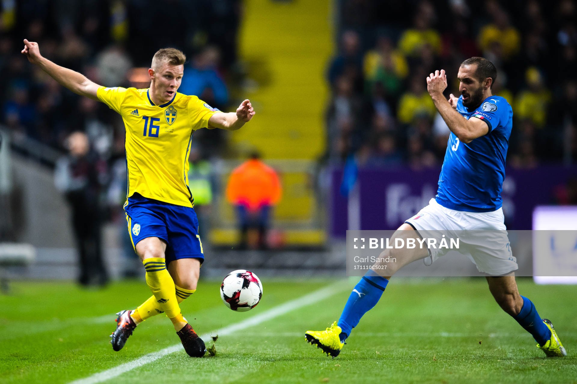 Sveriges Emil Krafth och Italiens Giorgio Chiellini