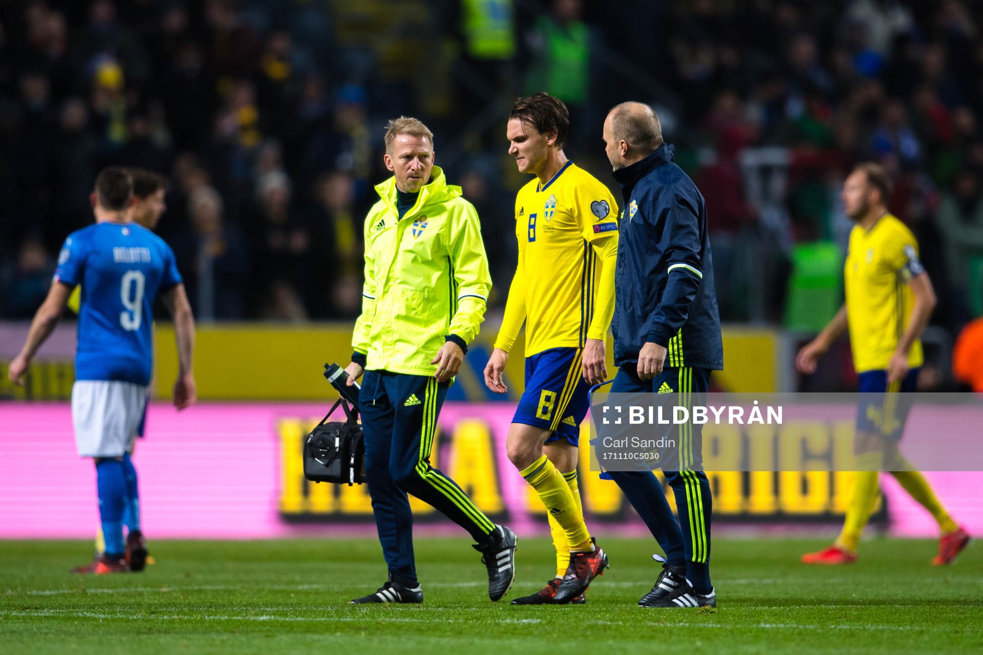 Sveriges Albin Ekdal lämnar planen