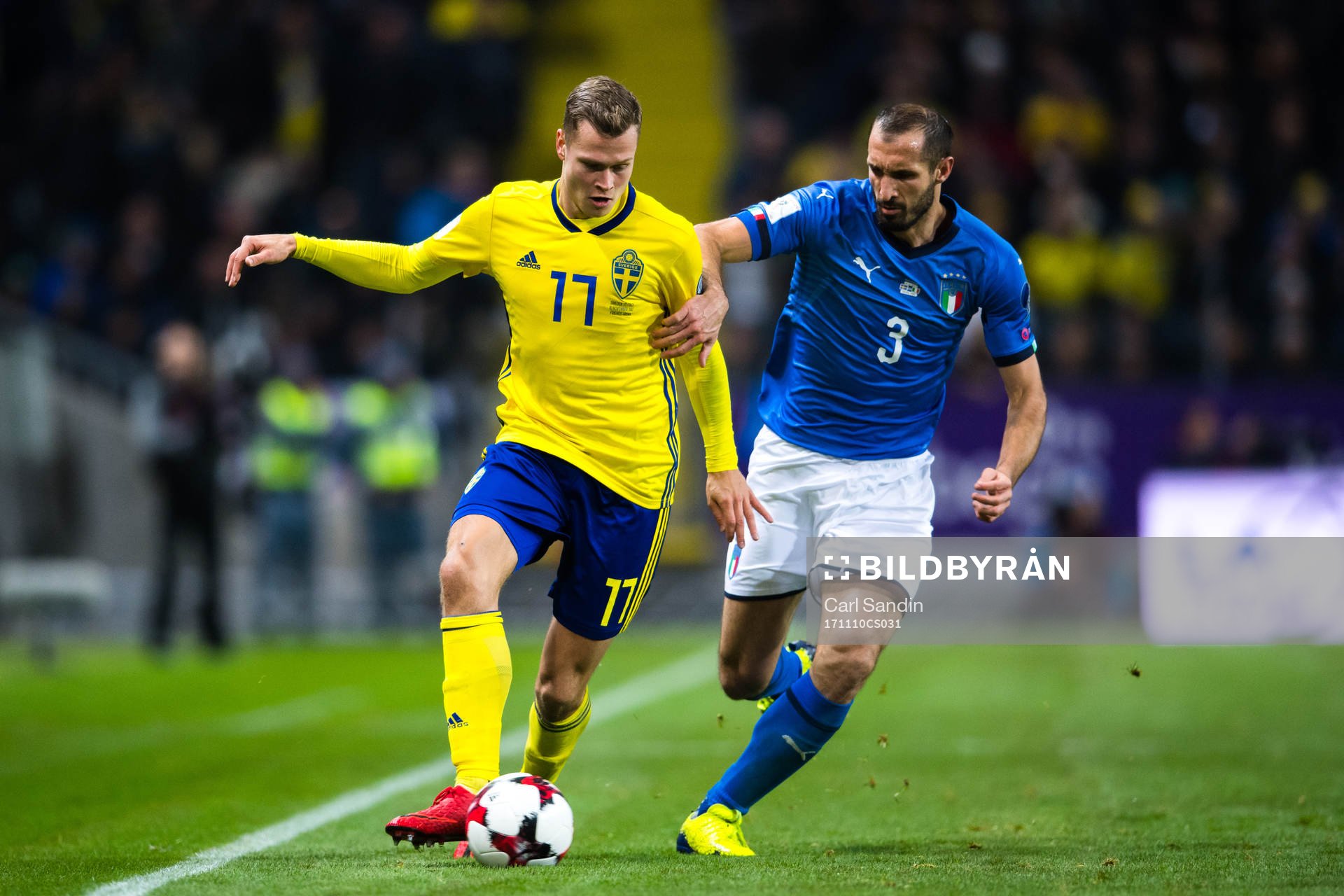 Sveriges Viktor Claesson och Italiens Giorgio Chiellini