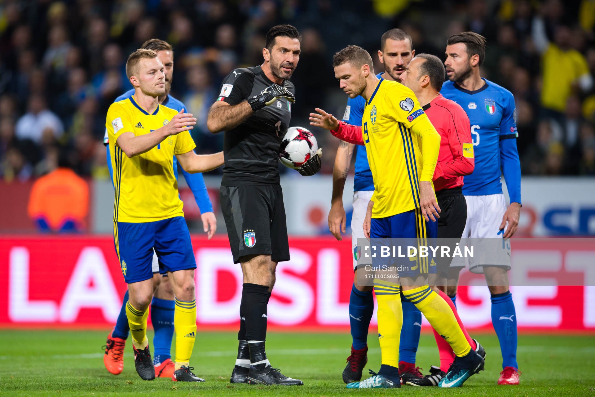 Italiens målvakt Gianluigi Buffon och Sveriges Marcus Berg