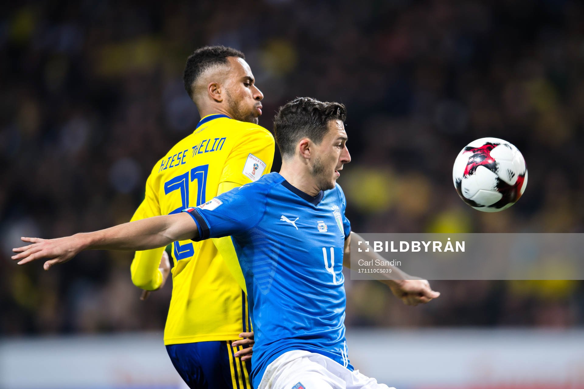 Sveriges Isaac Kiese Thelin och Italiens Matteo Darmian