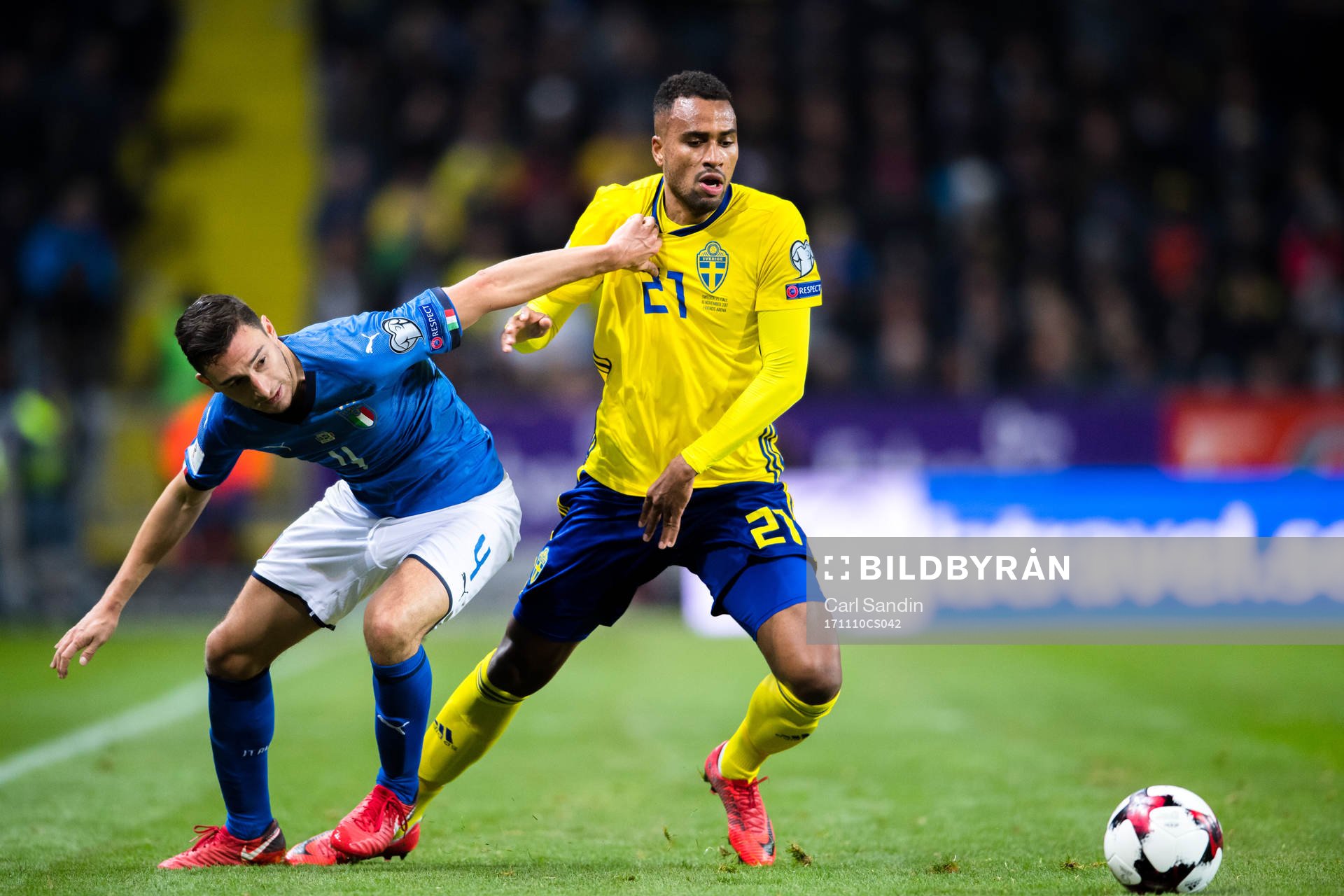 Italiens Matteo Darmian och Sveriges Isaac Kiese Thelin