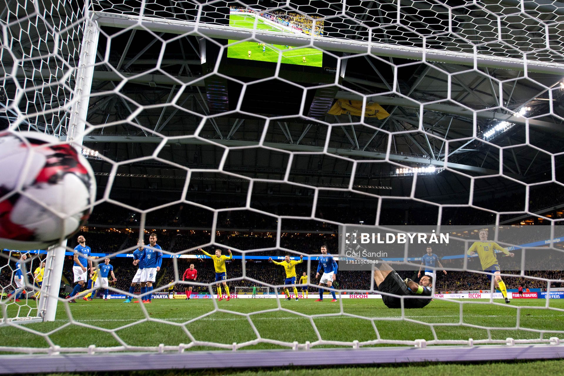 Sveriges Jakob Johansson (ej i bild) gör 1-0