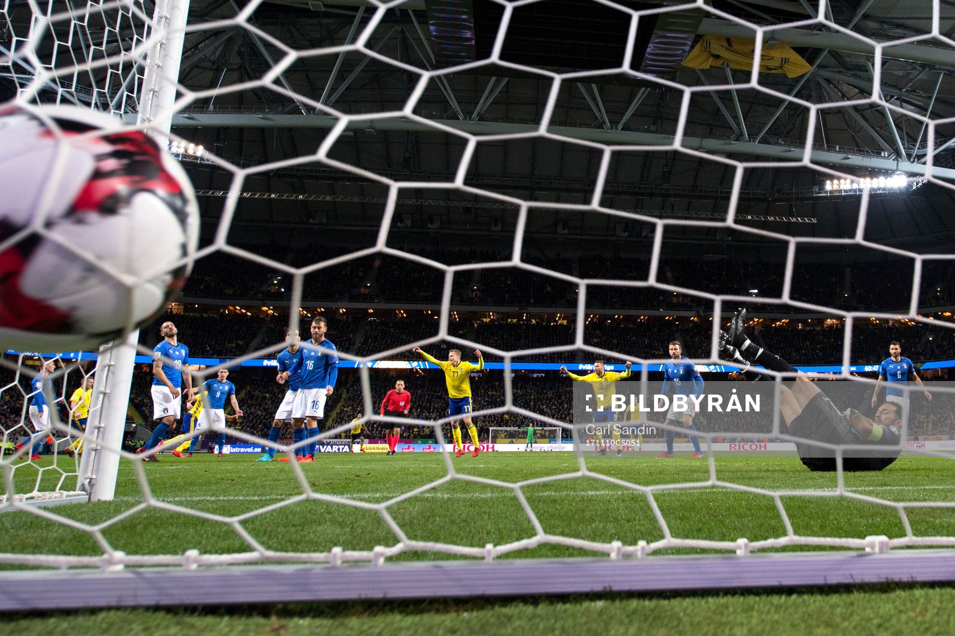 Sveriges Jakob Johansson (ej i bild) gör 1-0