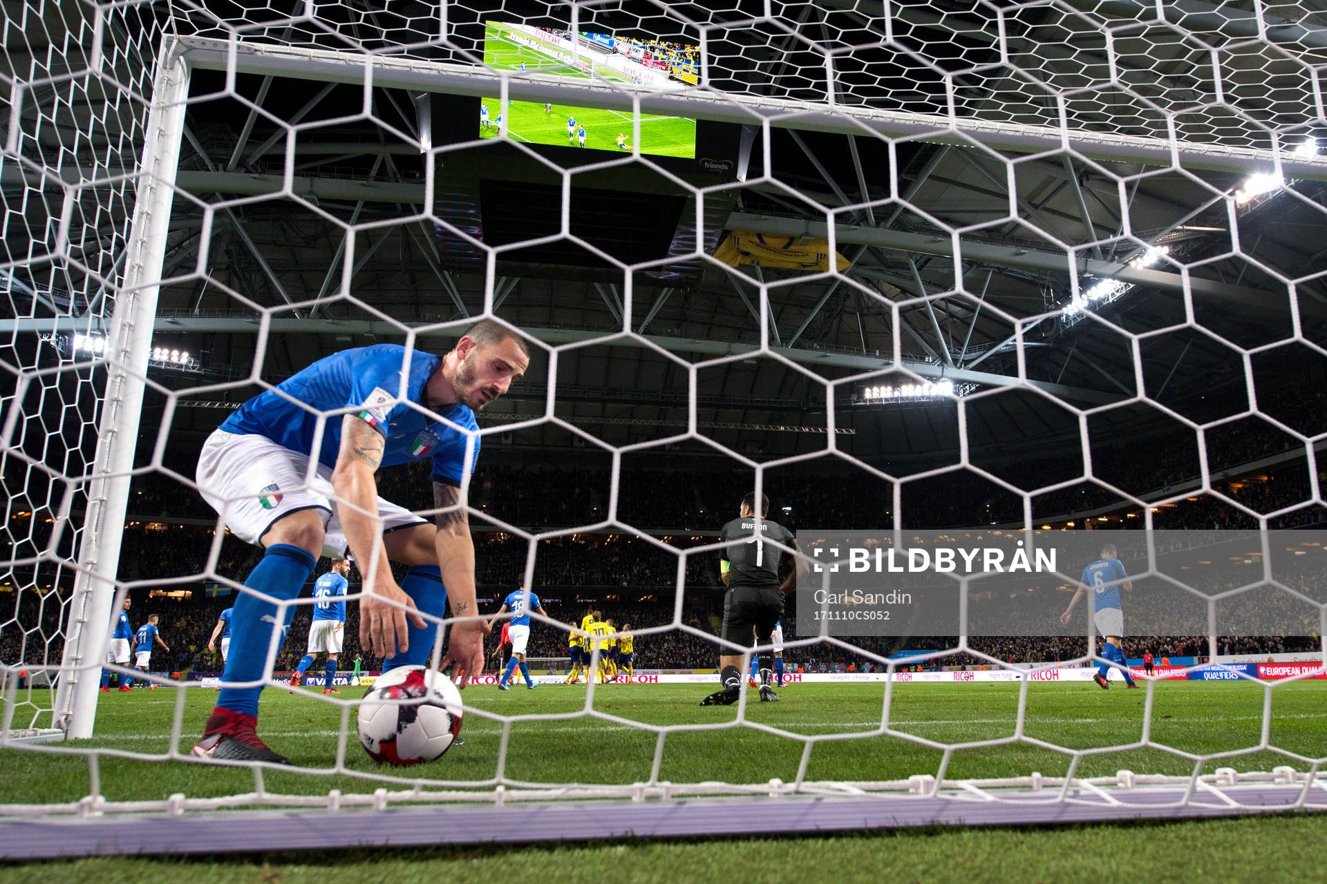 Italiens Marco Parolo hämtar bollen i målet