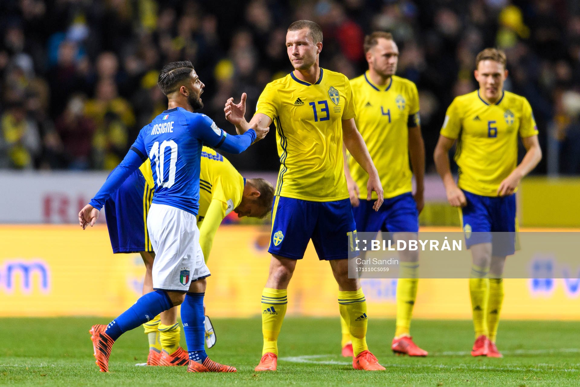Italiens Lorenzo Insigne tackar Sveriges Jakob Johansson under fotbollsmatchen i VM-kvalets play-off mellan Sverige och Italien den 10 november 2017 i Stockholm.