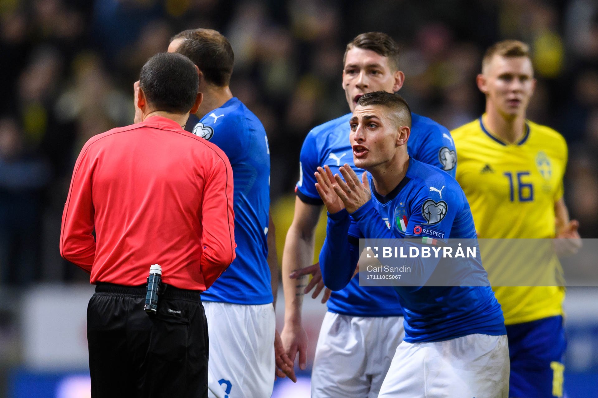 Italiens Marco Verratti reagerar mot domaren