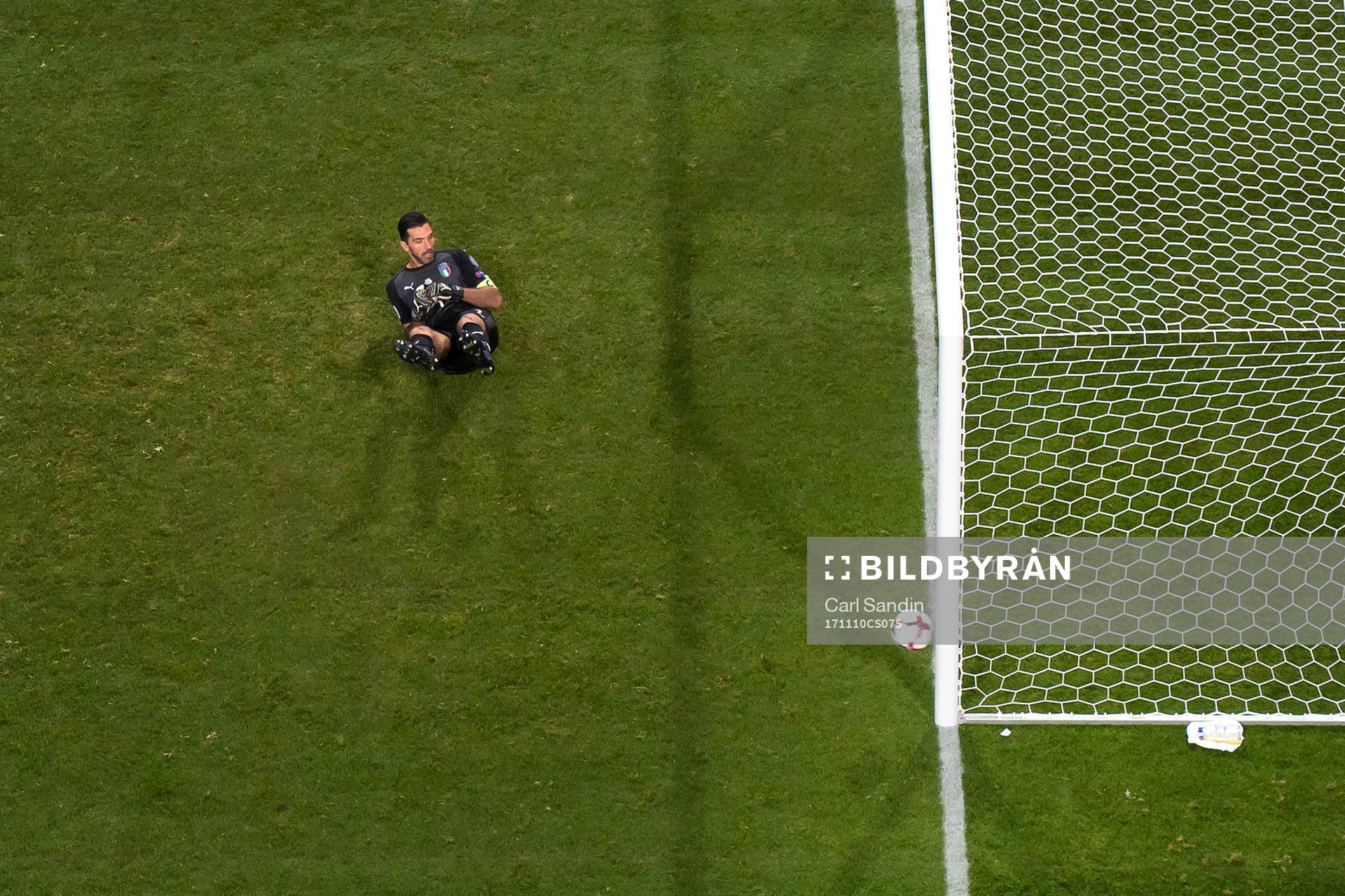 Italiens målvakt Gianluigi Buffon ser bollen gå i mål
