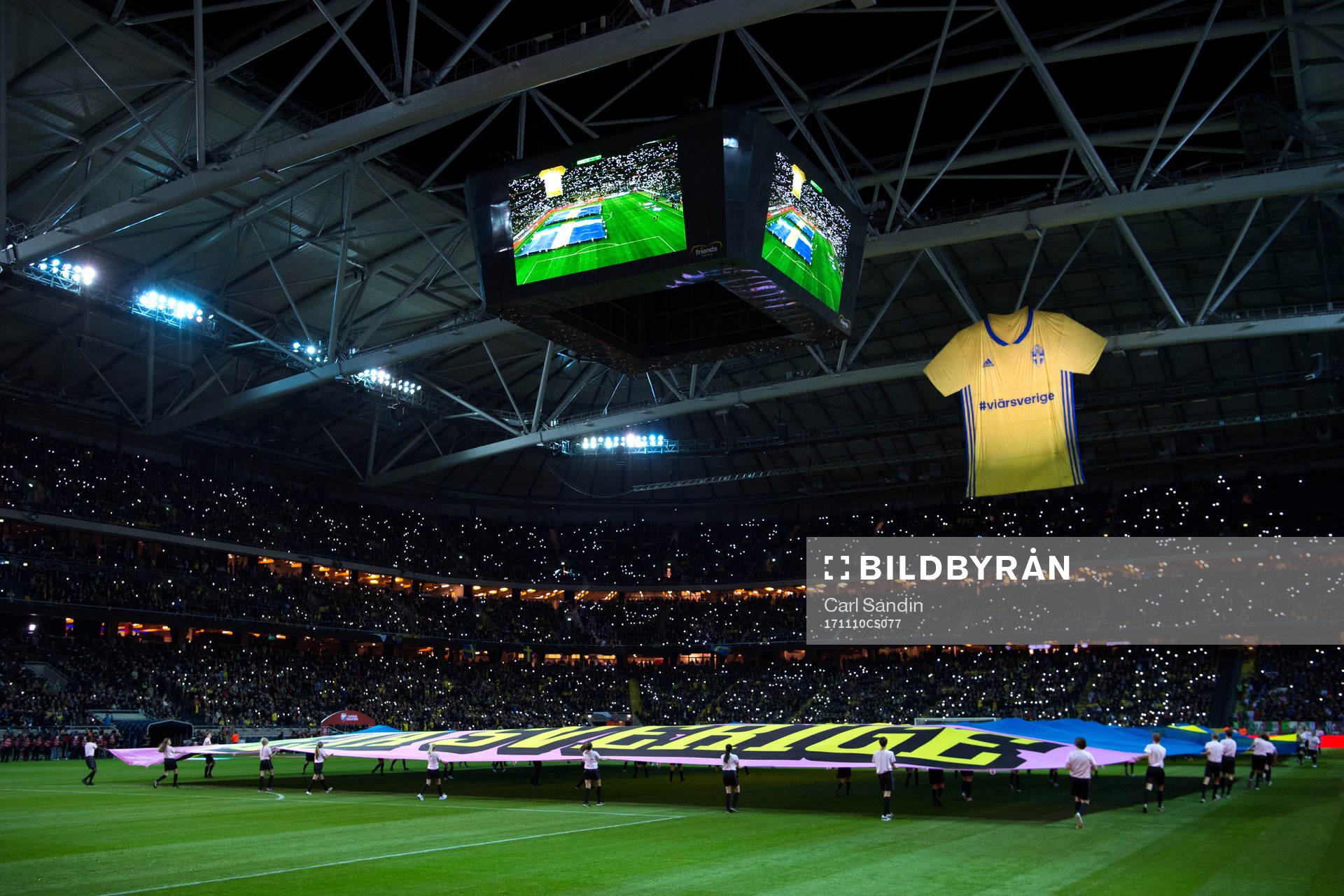 En sverigetröja hänger i taket på Friends Arena innan