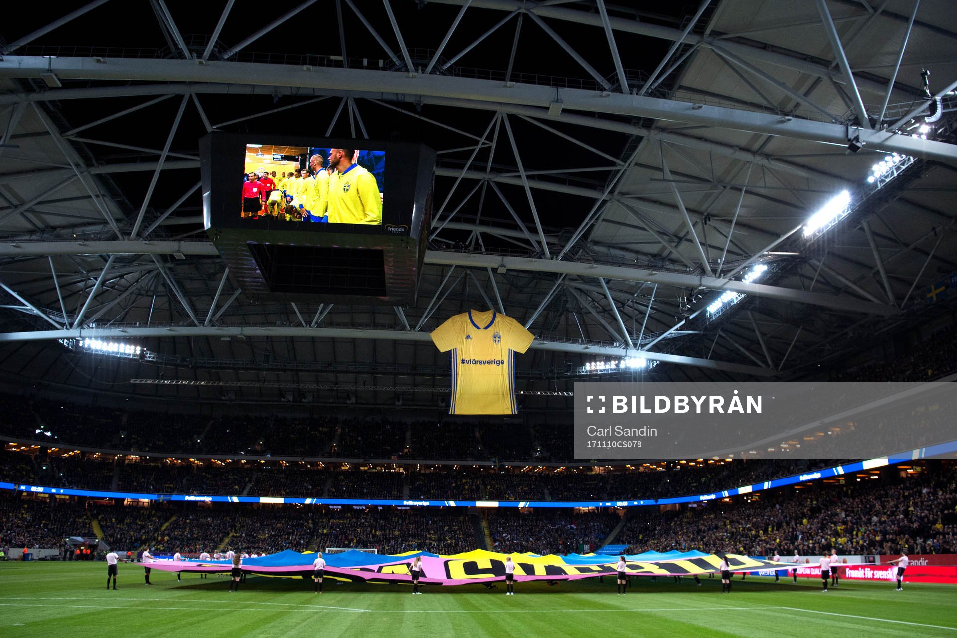 En sverigetröja hänger i taket på Friends Arena innan