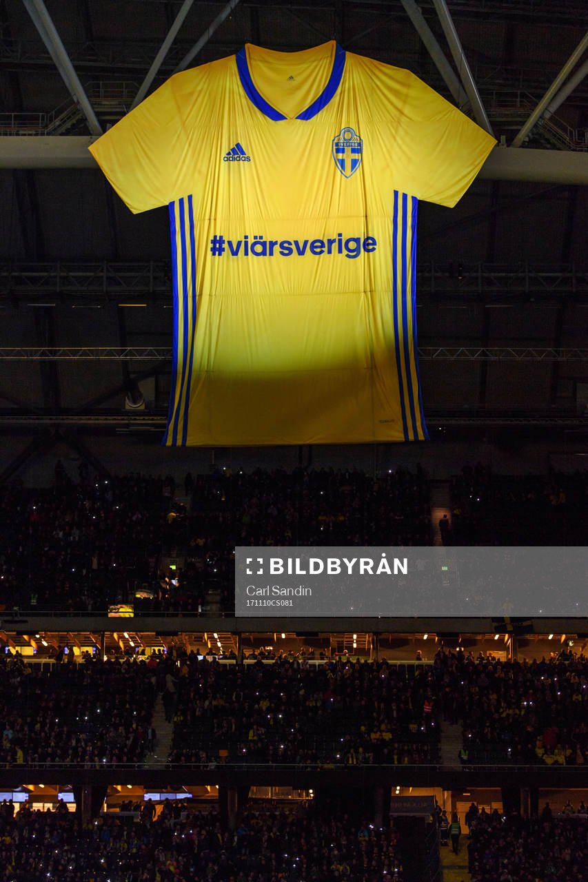 En sverigetröja hänger i taket innan fotbollsmatchen i