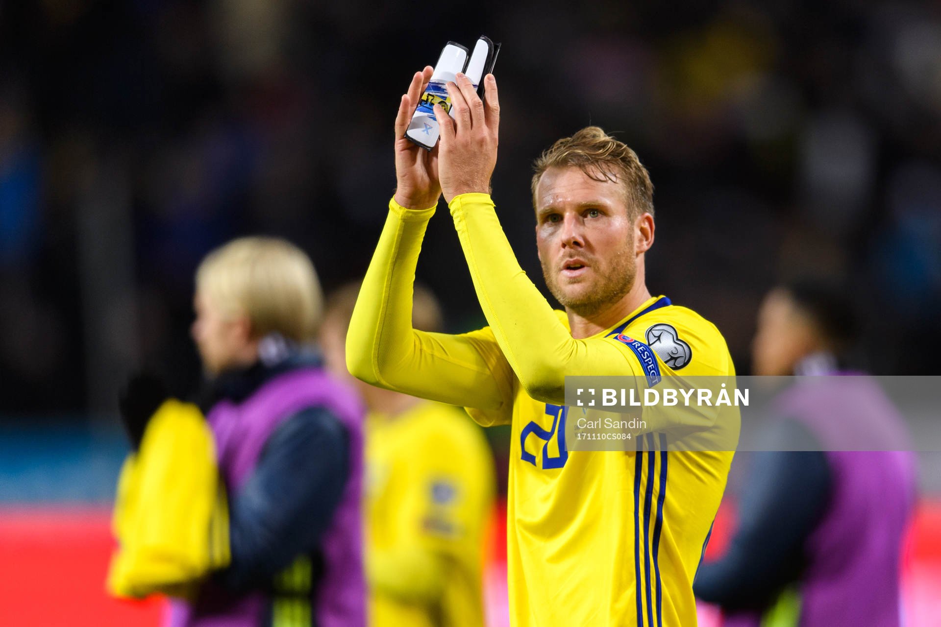 Sveriges Ola Toivonen tackar publiken