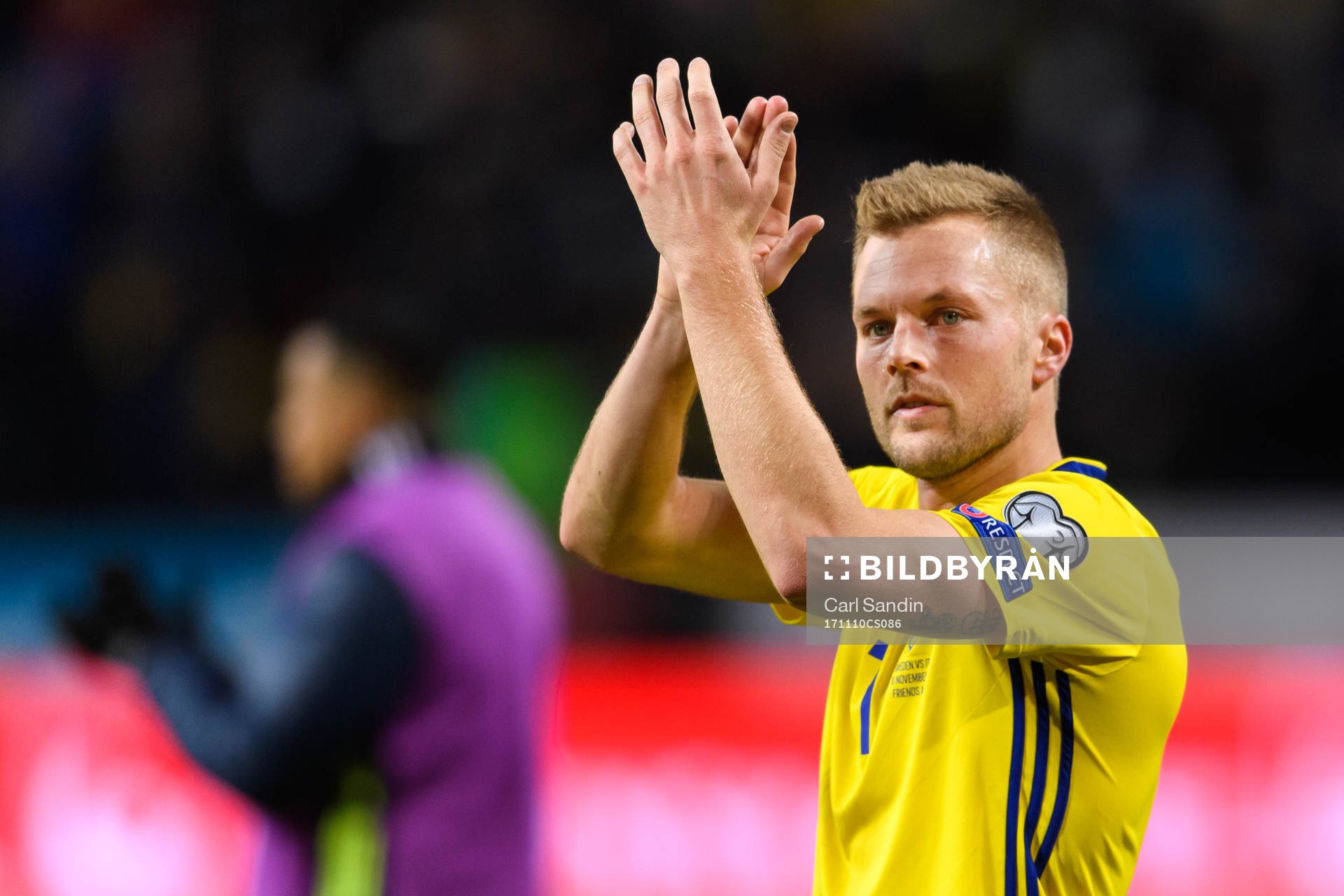 Sveriges Sebastian Larsson tackar publiken