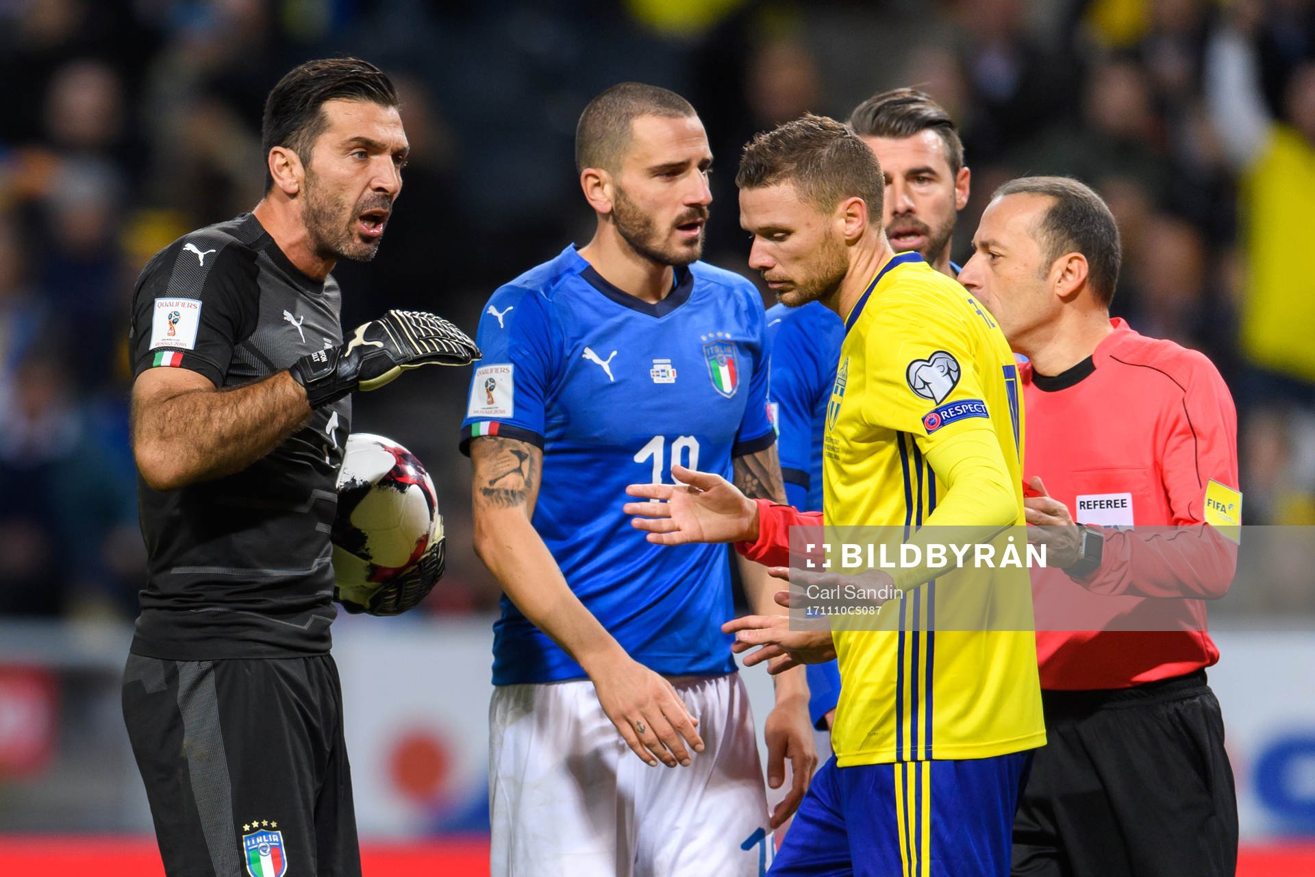 Italiens målvakt Gianluigi Buffon och Marcus Rohdén i