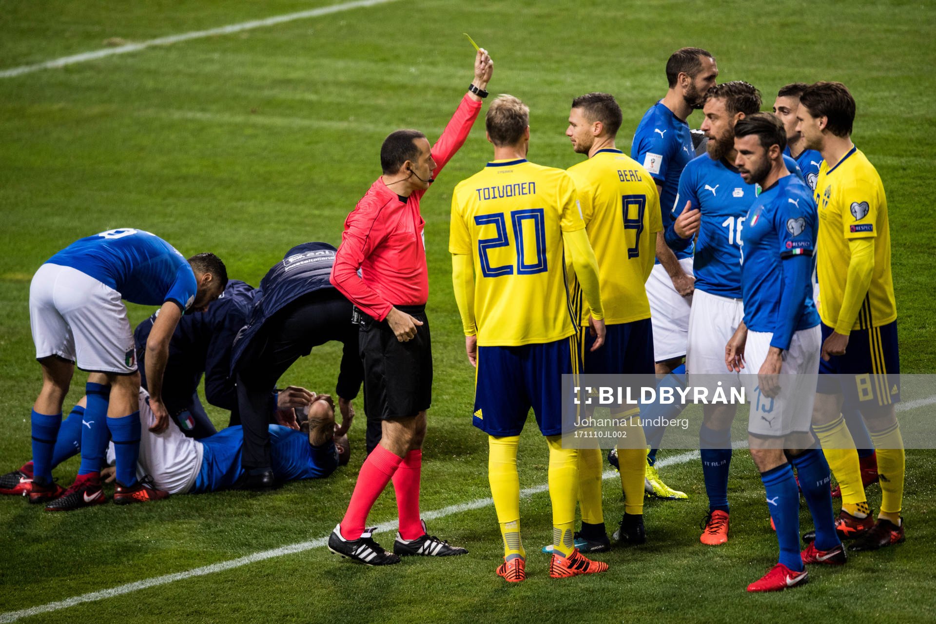 Sveriges Marcus Berg får gult kort av domare Cuneyt Cakir