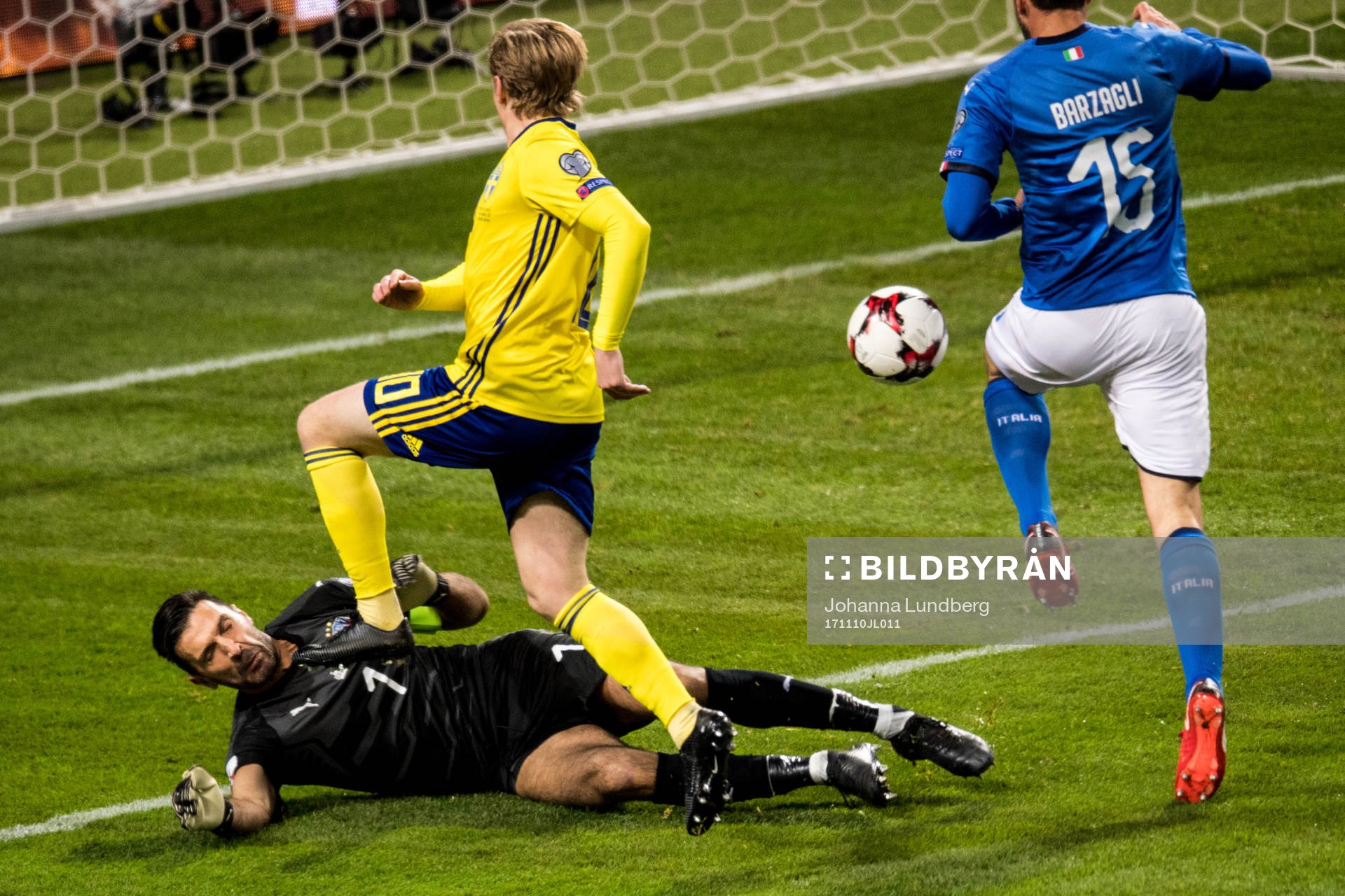 Sveriges Emil Forsberg mot Italiens målvakt Gianluigi