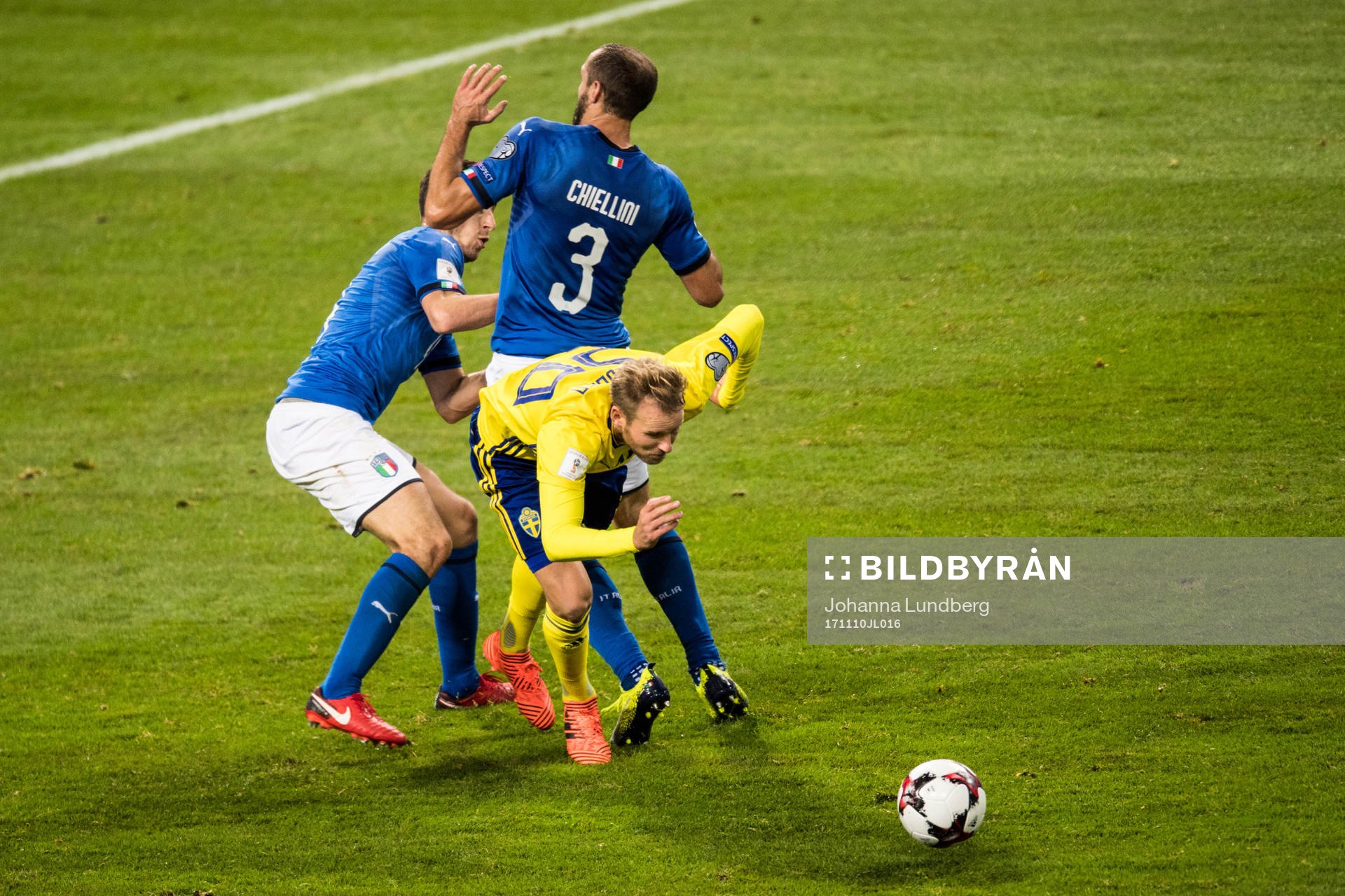 Sveriges Ola Toivonen fälls av Italiens Giorgio Chiellini