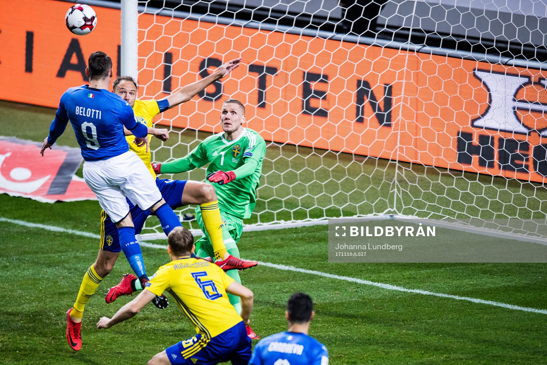 Sveriges Andreas Granqvist och målvakt Robin Olsen i en duell mot Italiens Andrea Belotti under fotbollsmatchen i VM-kvalets play-off mellan Sverige och Italien den 10 november 2017 i Stockholm.