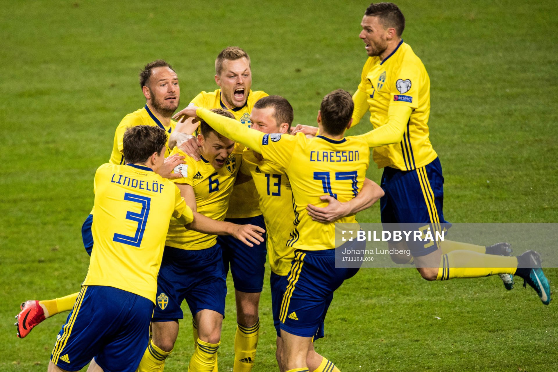 Sveriges spelare jublar med Jakob Johansson