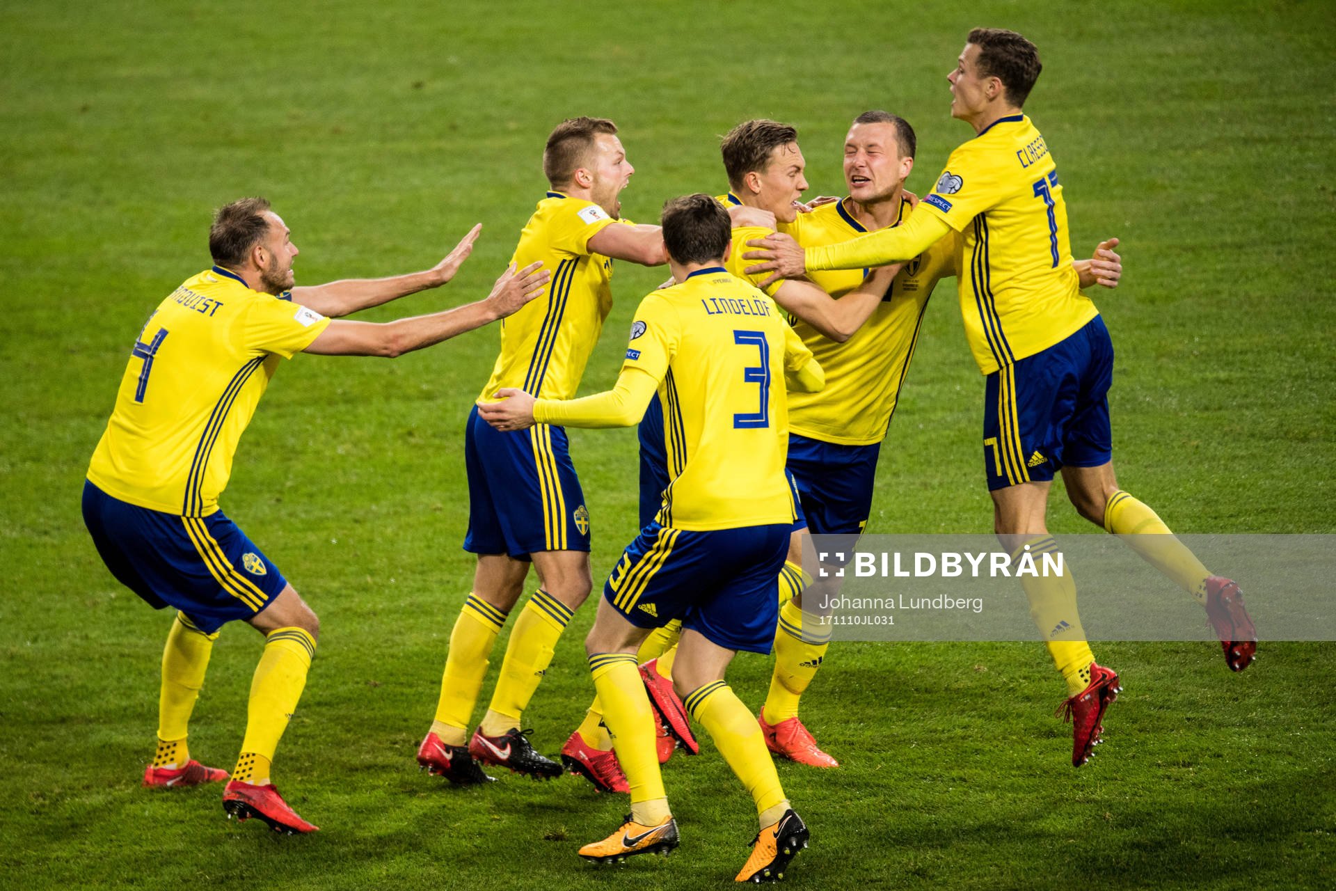 Sveriges spelare jublar med Jakob Johansson efter hans 1-0 mål under fotbollsmatchen i VM-kvalets play-off mellan Sverige och Italien den 10 november 2017 i Stockholm.