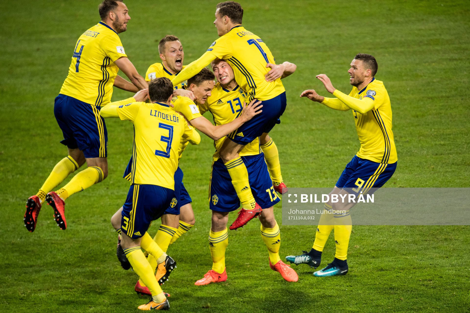 Sveriges spelare jublar med Jakob Johansson (m)