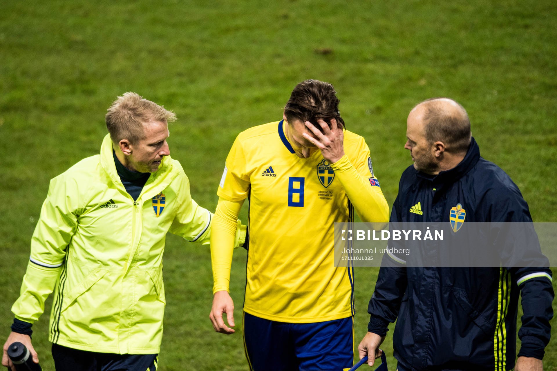 Sveriges Albin Ekdal lämnar planen skadad