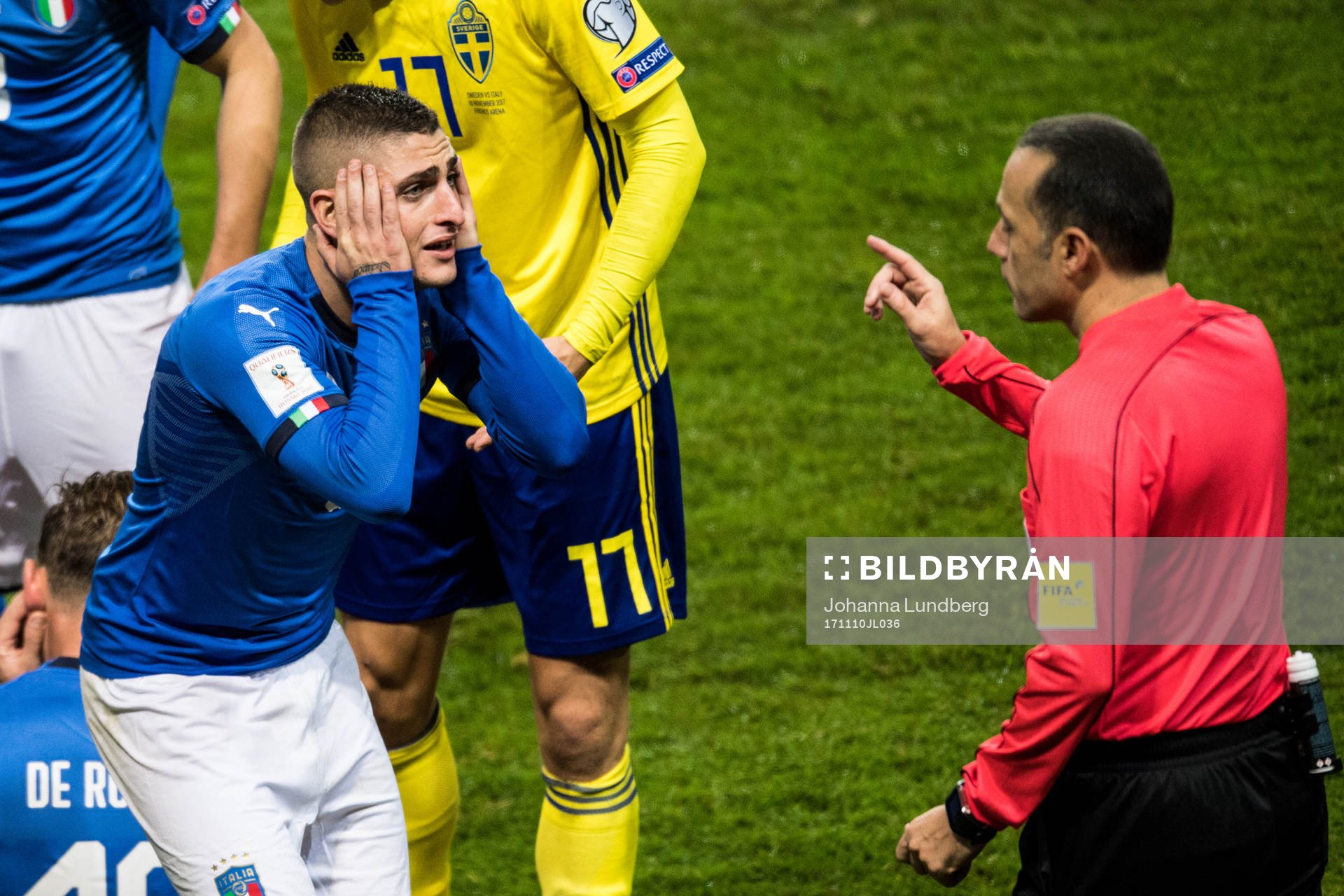 Italiens Marco Verratti reagerar mot domare Cuneyt Cakir