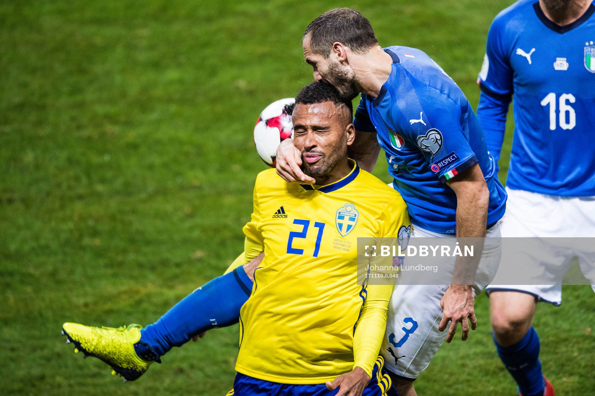 Sveriges Isaac Kiese Thelin och Italiens Giorgio Chiellini