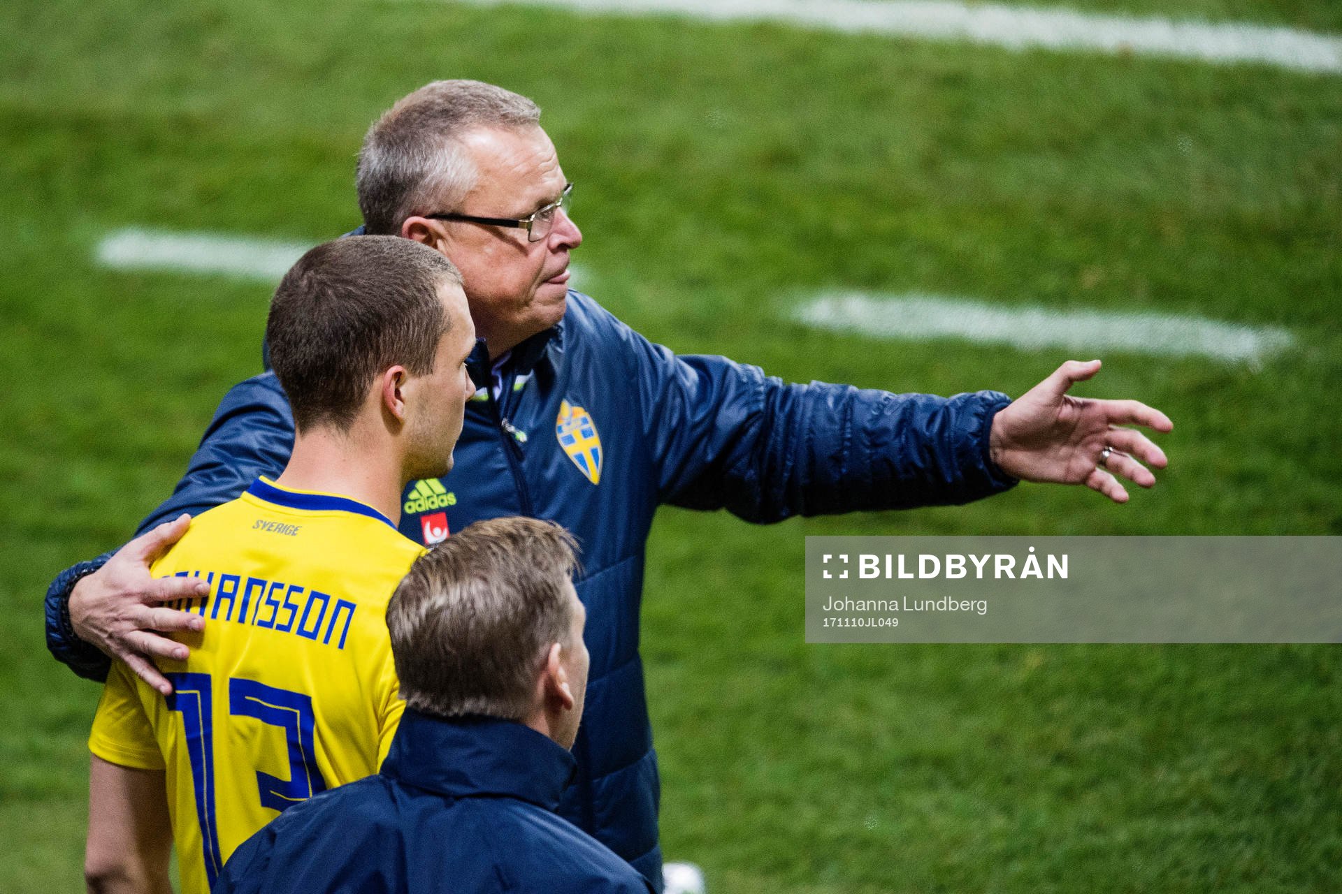 Sveriges förbundskapten Janne Andersson instruerar Jakob