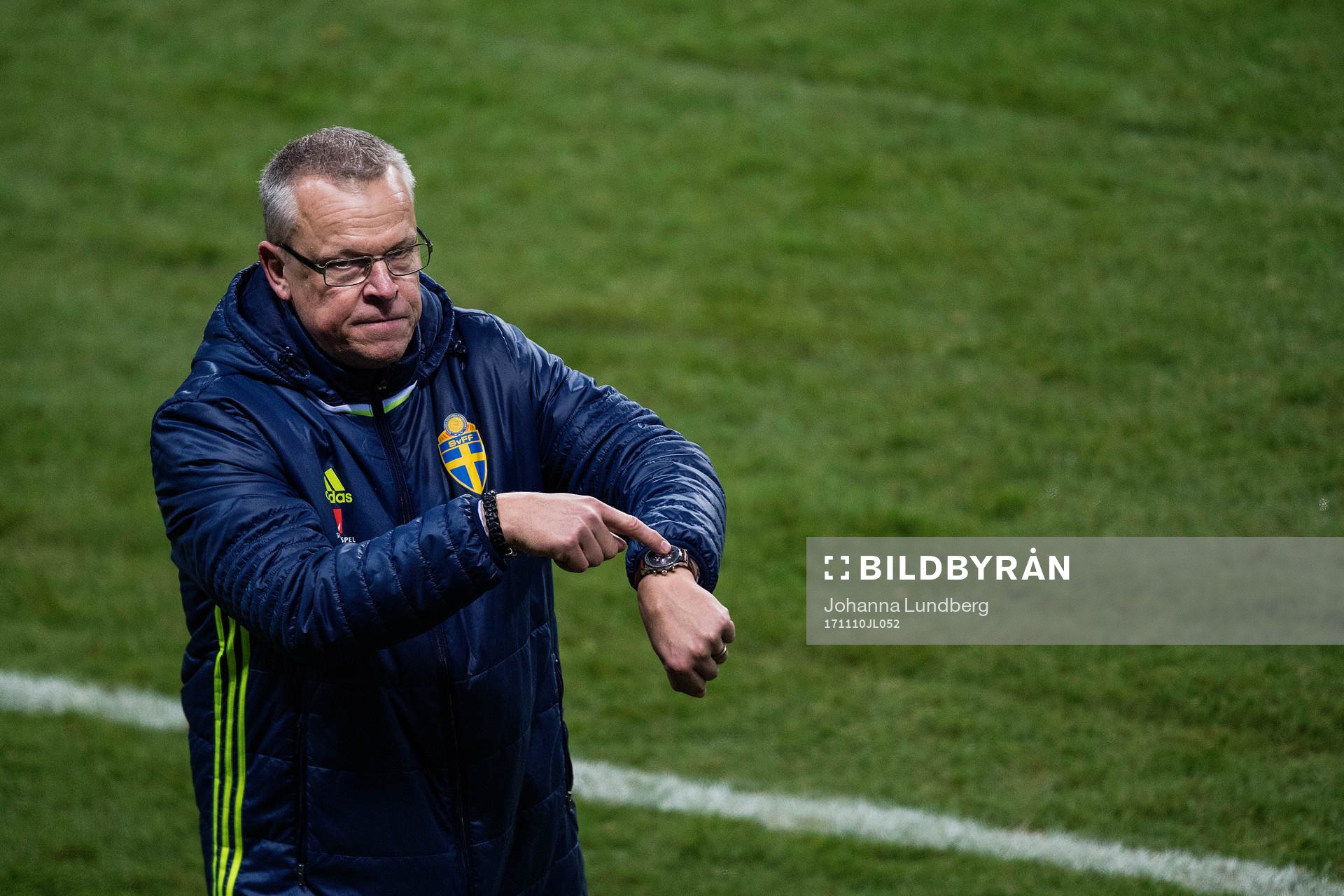 Sveriges förbundskapten Janne Andersson visar på klockan