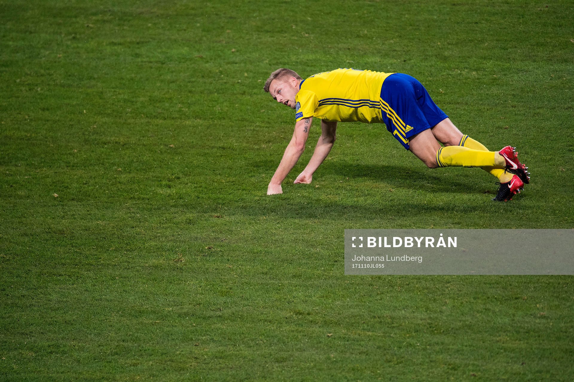 Sveriges Sebastian Larsson stretchar