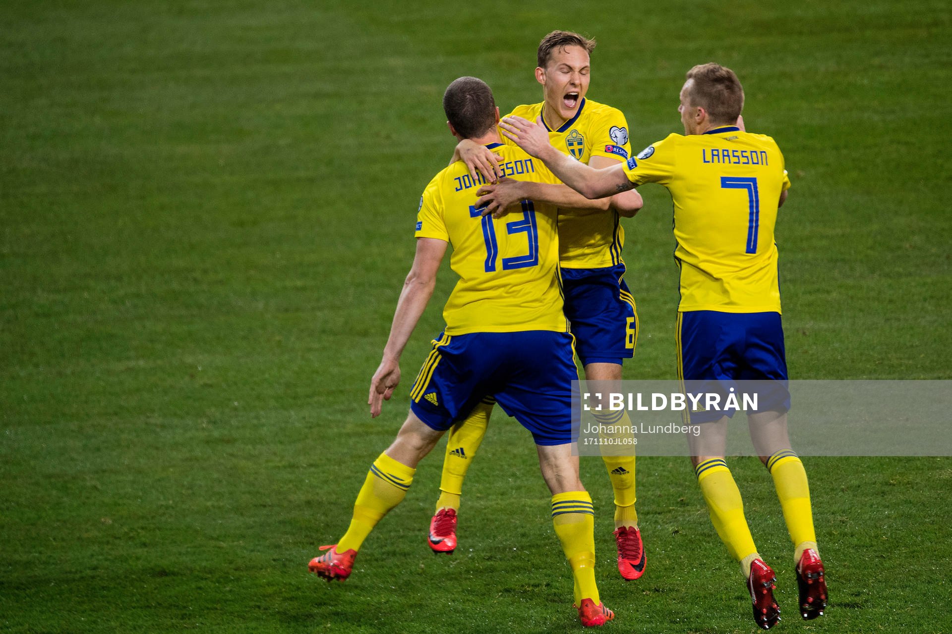Sveriges Jakob Johansson, Ludwig Augustinsson och Sebastian Larsson jublar efter 1-0 under fotbollsmatchen i VM-kvalets play-off mellan Sverige och Italien den 10 november 2017 i Stockholm.