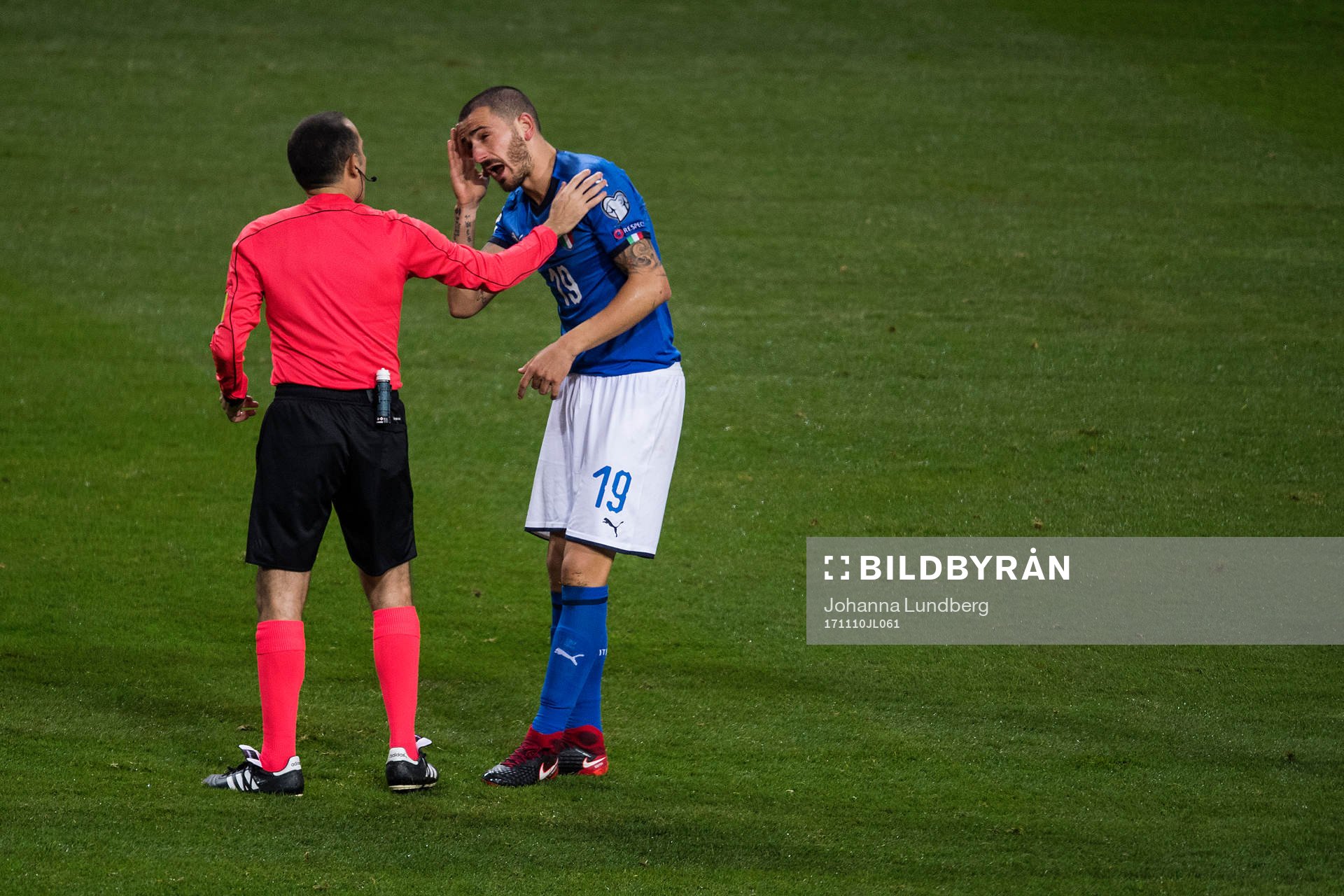 domare Cuneyt Cakir och Italiens Leonardo Bonucci