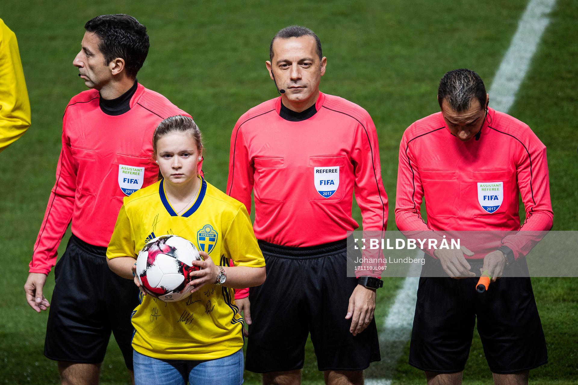 domare Cuneyt Cakir och matchbolls överlämning