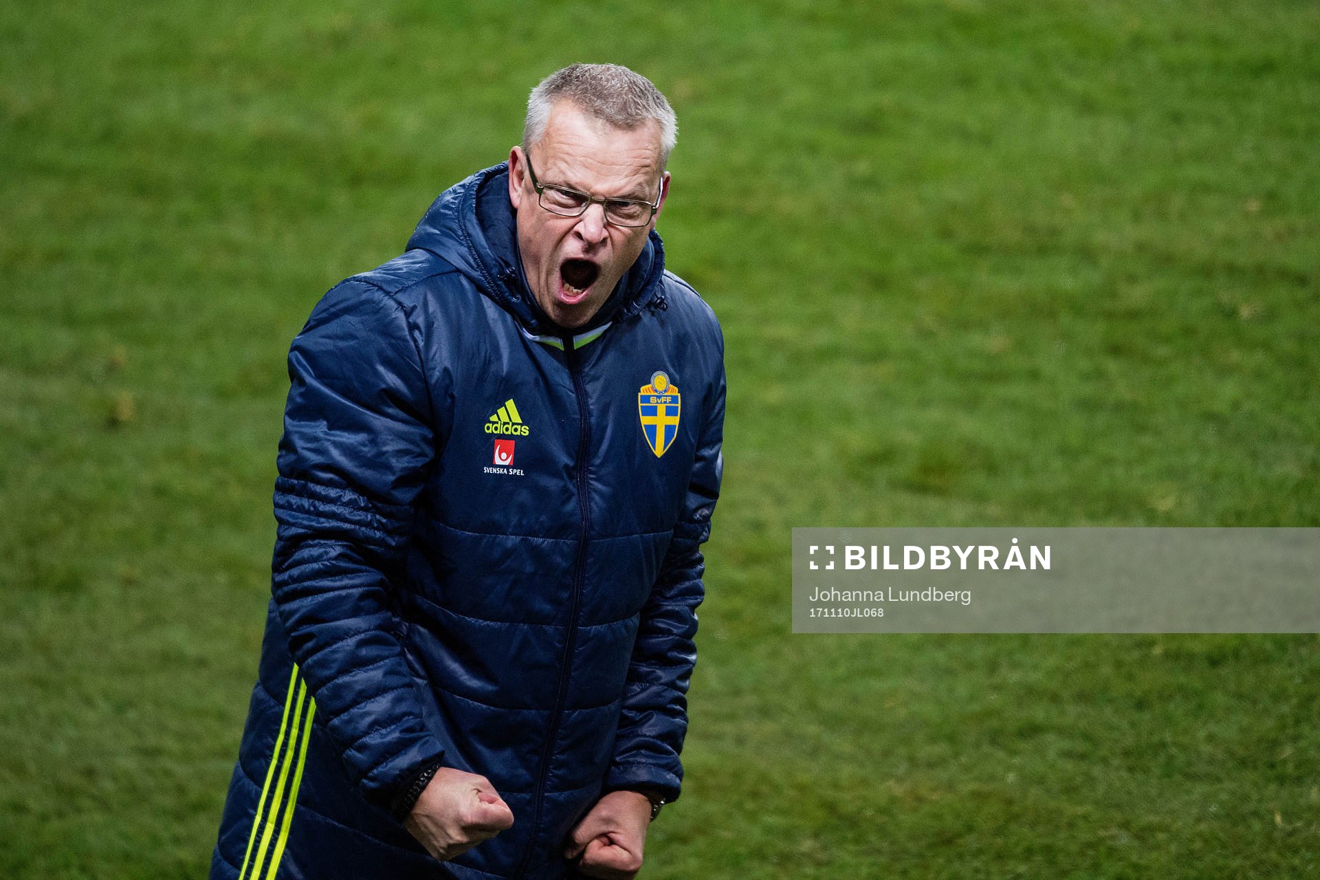 Sveriges förbundskapten Janne Andersson jublar