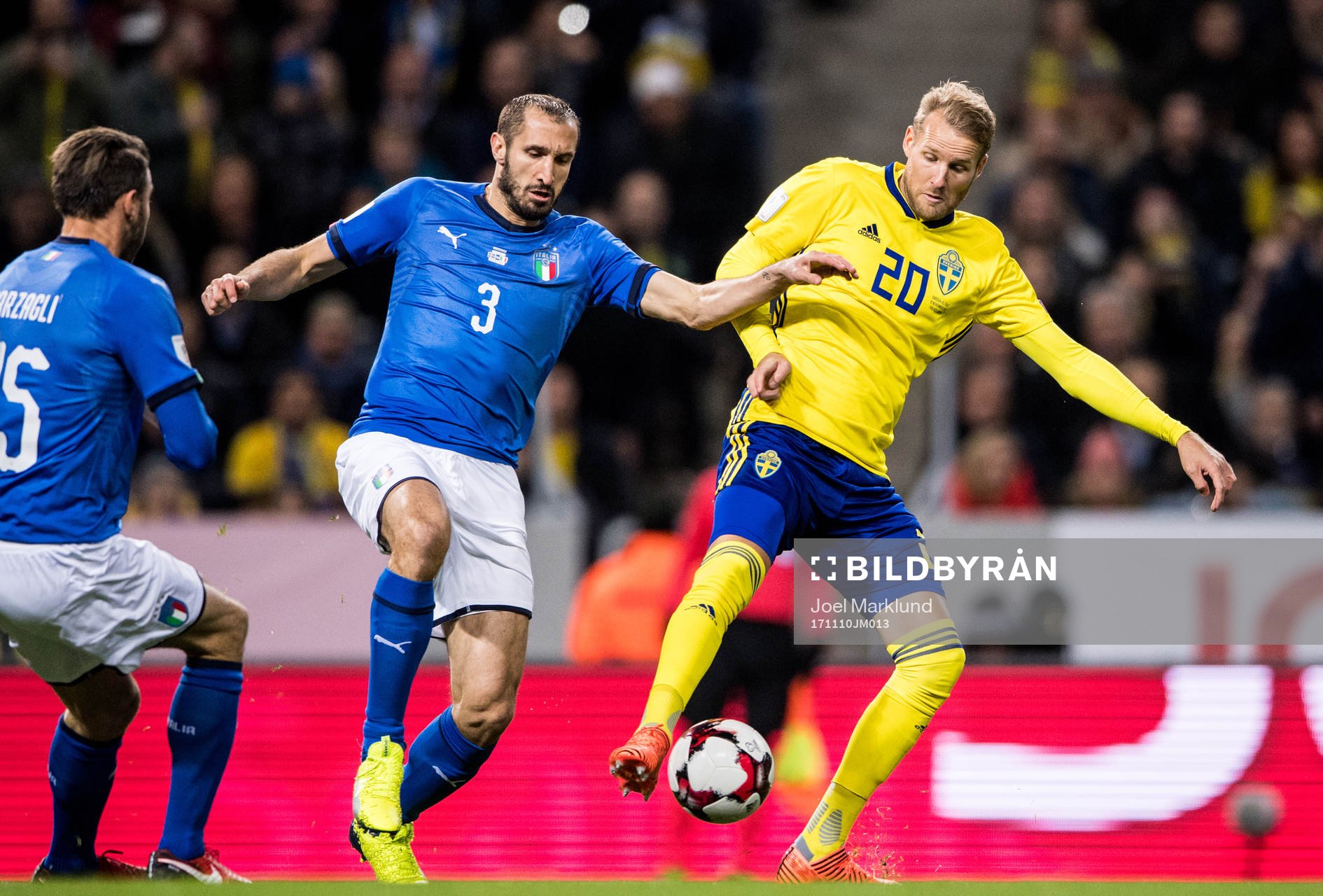 Italiens Giorgio Chiellini och Sveriges Ola Toivonen