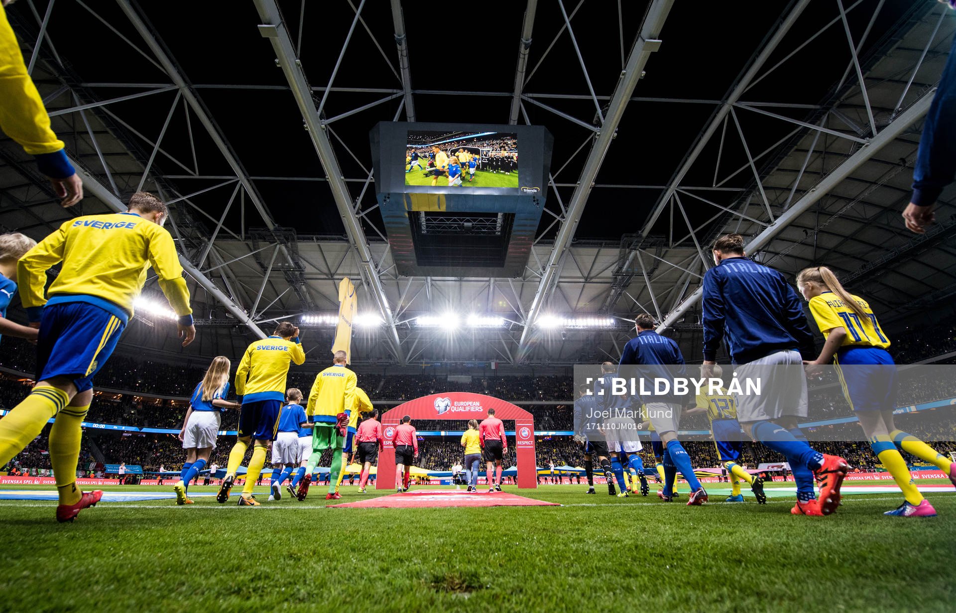 Sveriges och Italiens spelare gör entré
