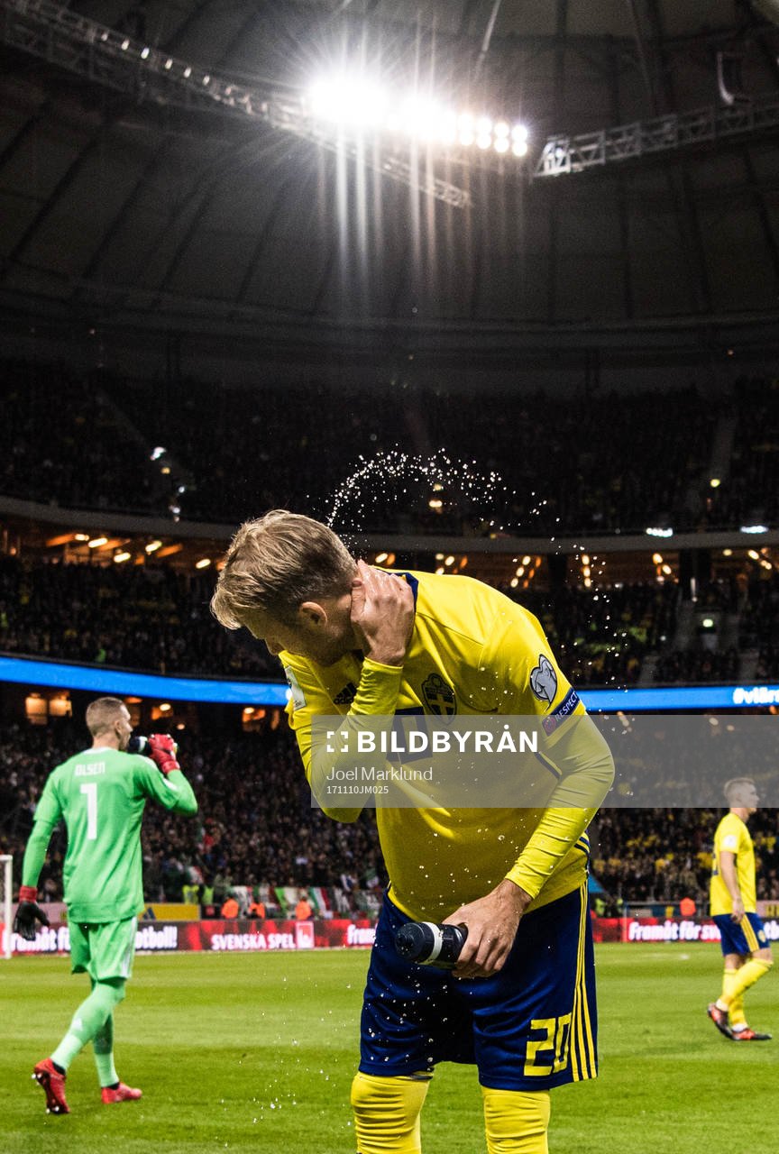 Sveriges Ola Toivonen kastar vatten över sig