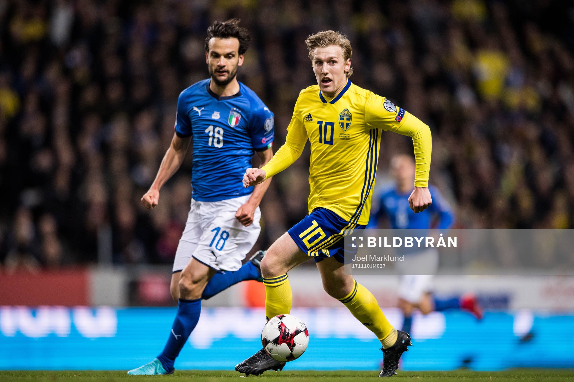 Sveriges Emil Forsberg och Italiens Marco Parolo