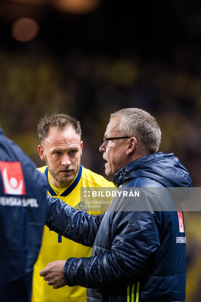 Sveriges Andreas Granqvist får instruktioner av Sveriges