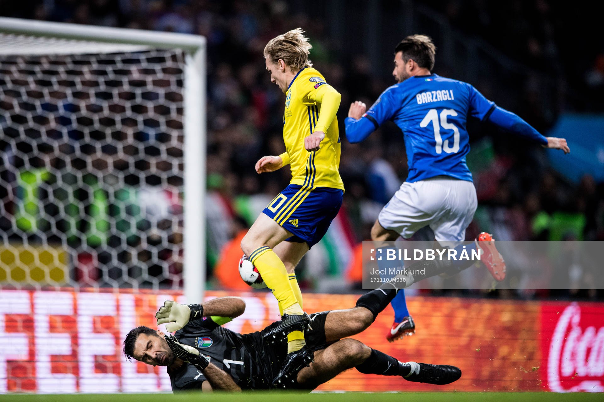 Sveriges Emil Forsberg utmanar Italiens målvakt Gianluigi