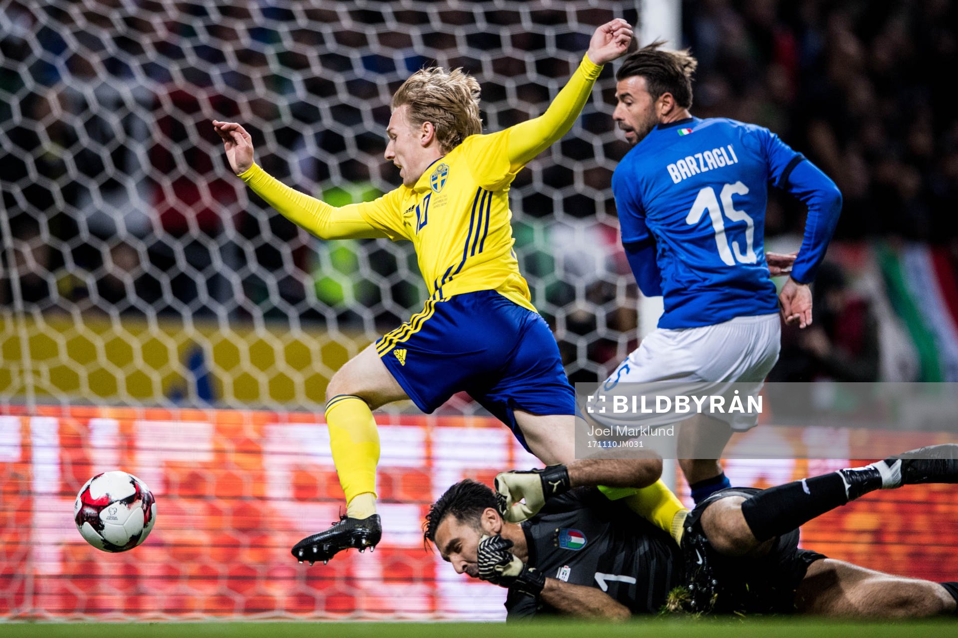 Sveriges Emil Forsberg utmanar Italiens målvakt Gianluigi
