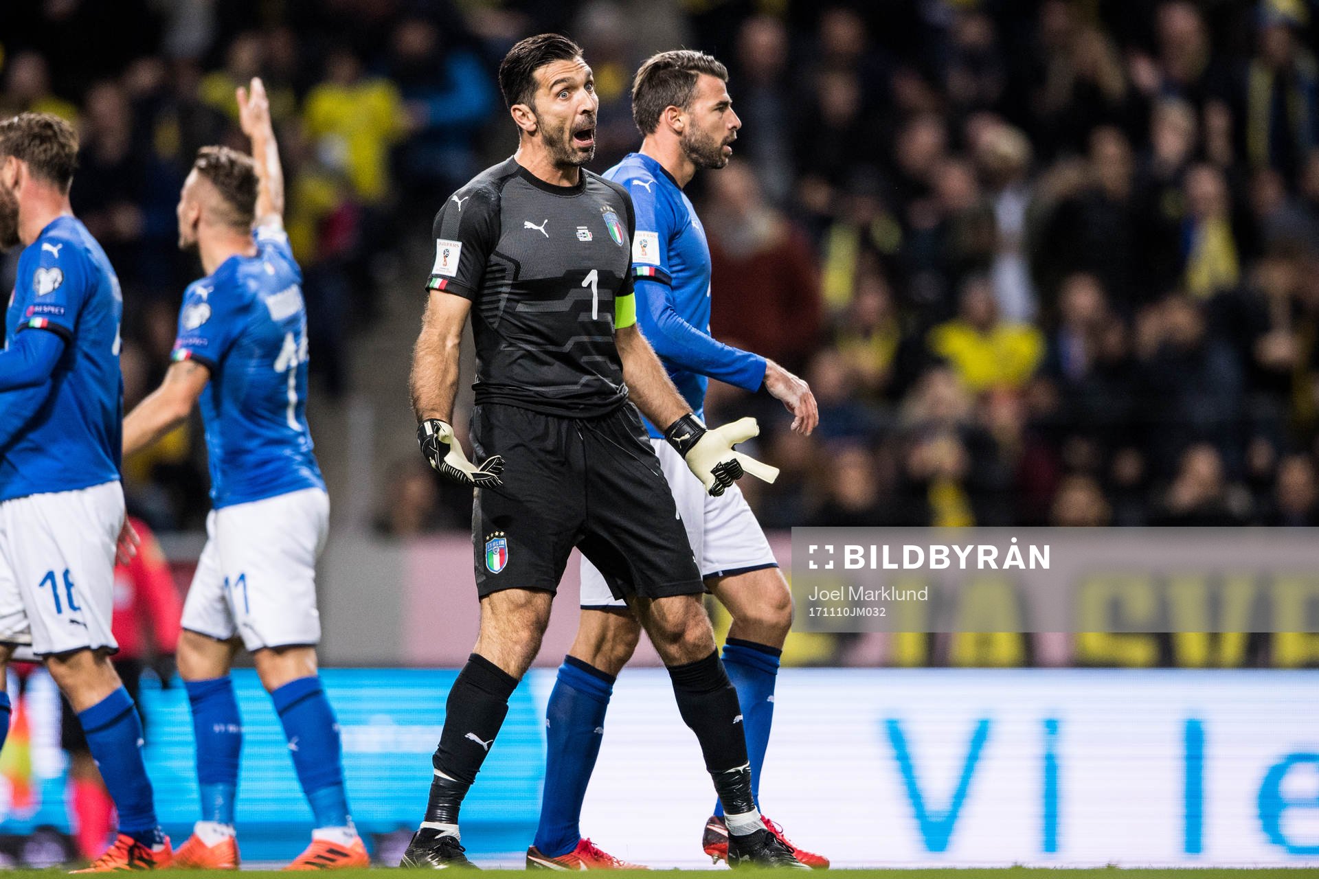 Italiens målvakt Gianluigi Buffon reagerar på ett domslut