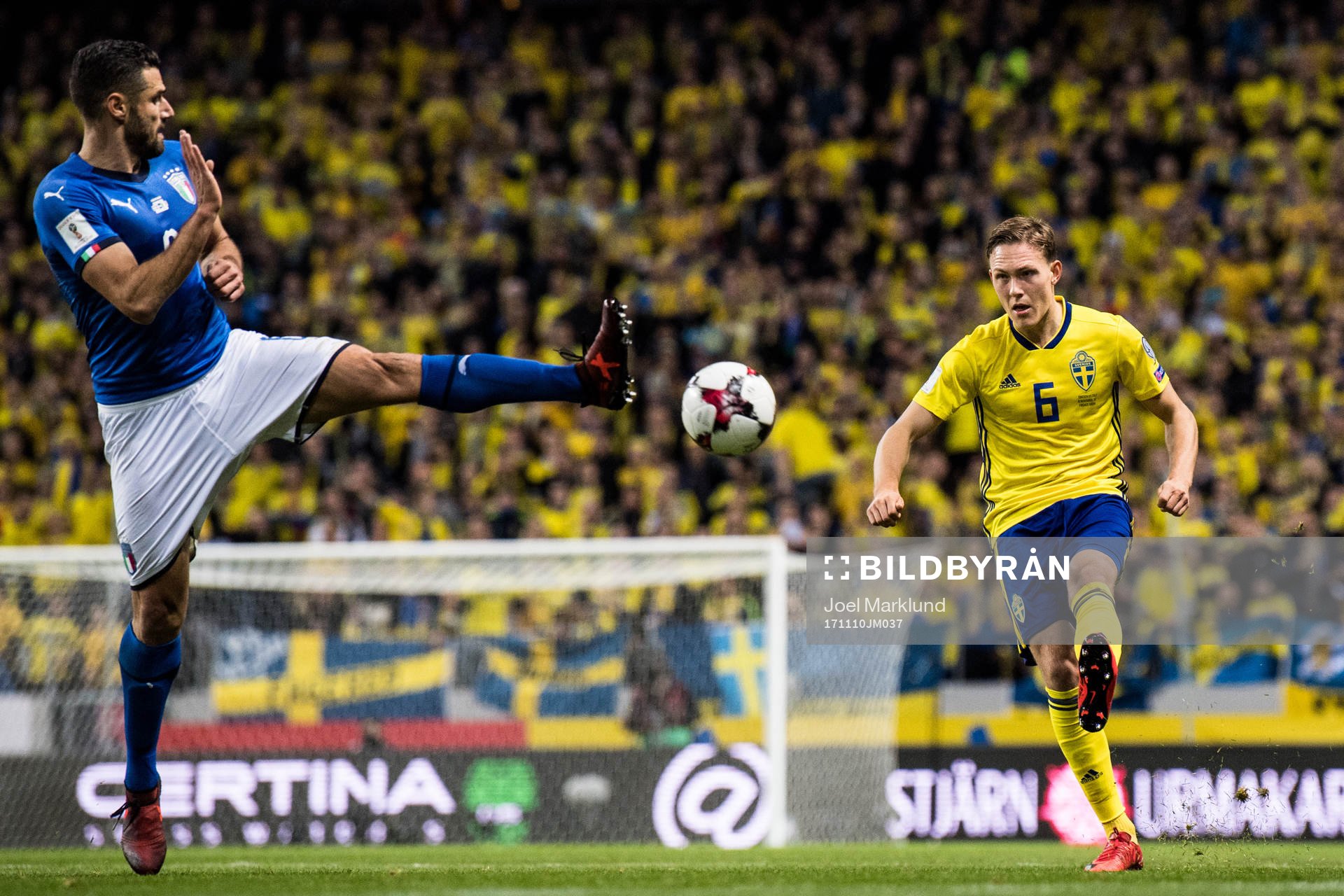 Italiens Antonio Candreva försöker täcka inlägg från