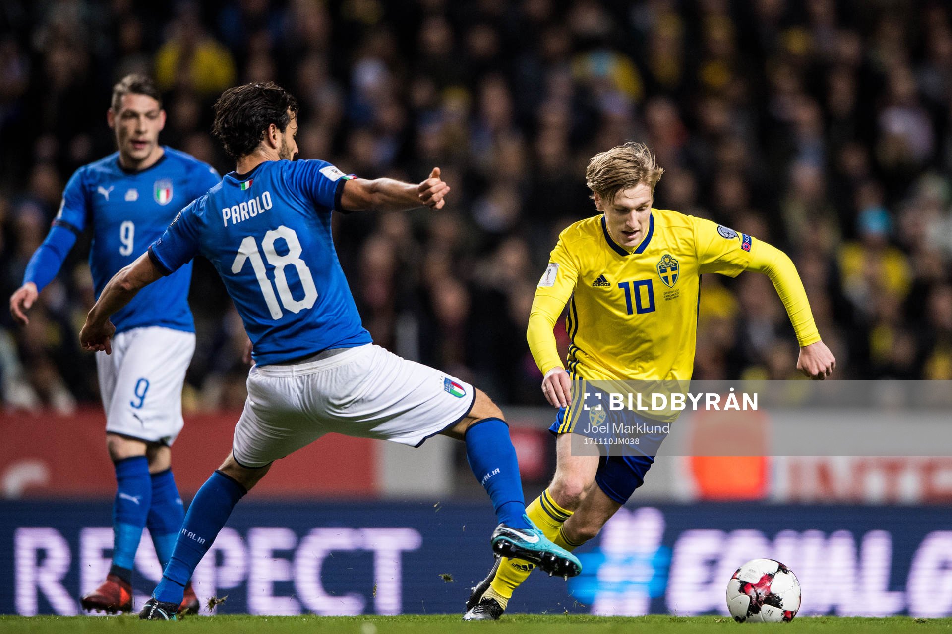 Sveriges Emil Forsberg mot Italiens Marco Parolo